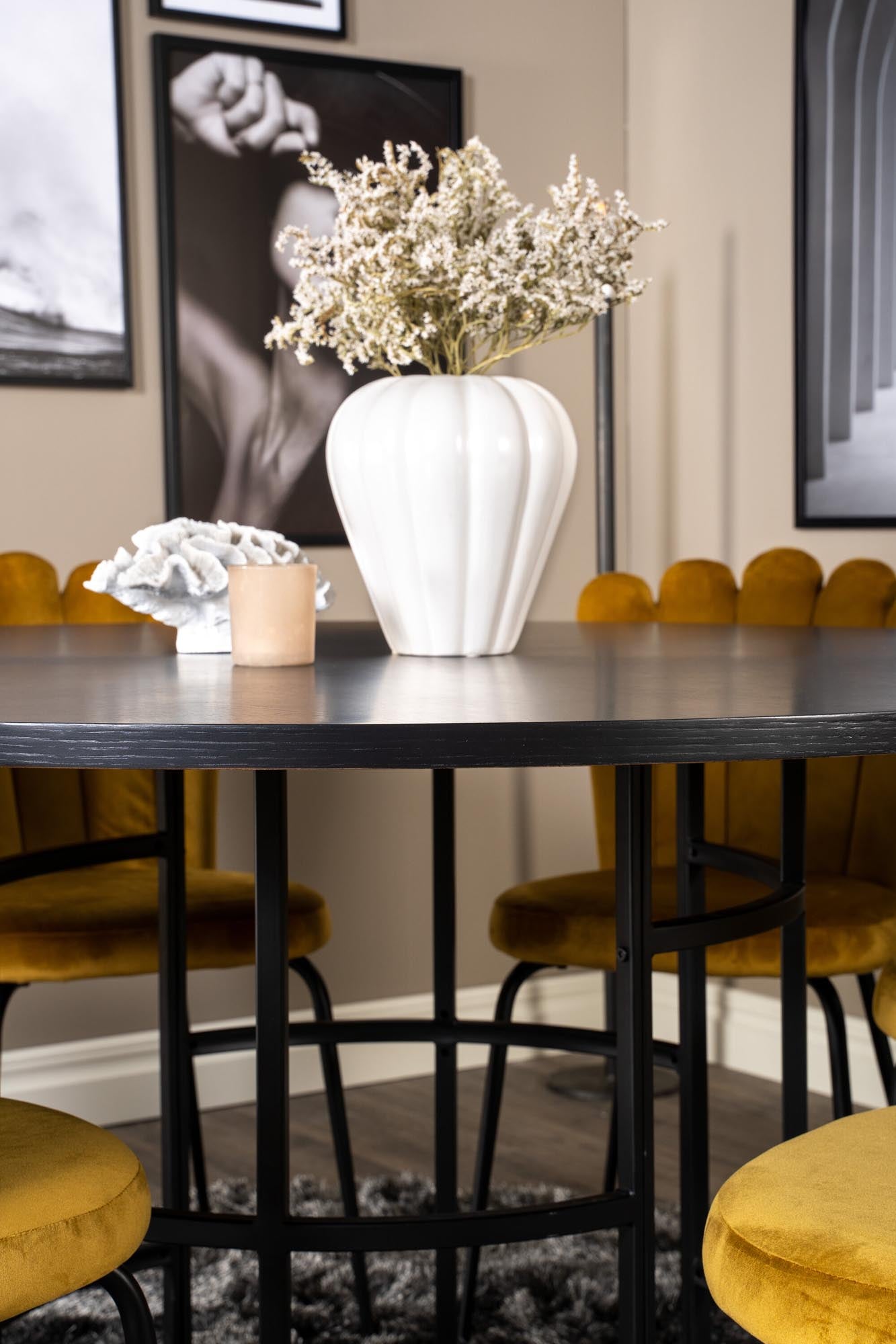 Modernes Esszimmerset im skandinavischen Stil für gesellige Runden.