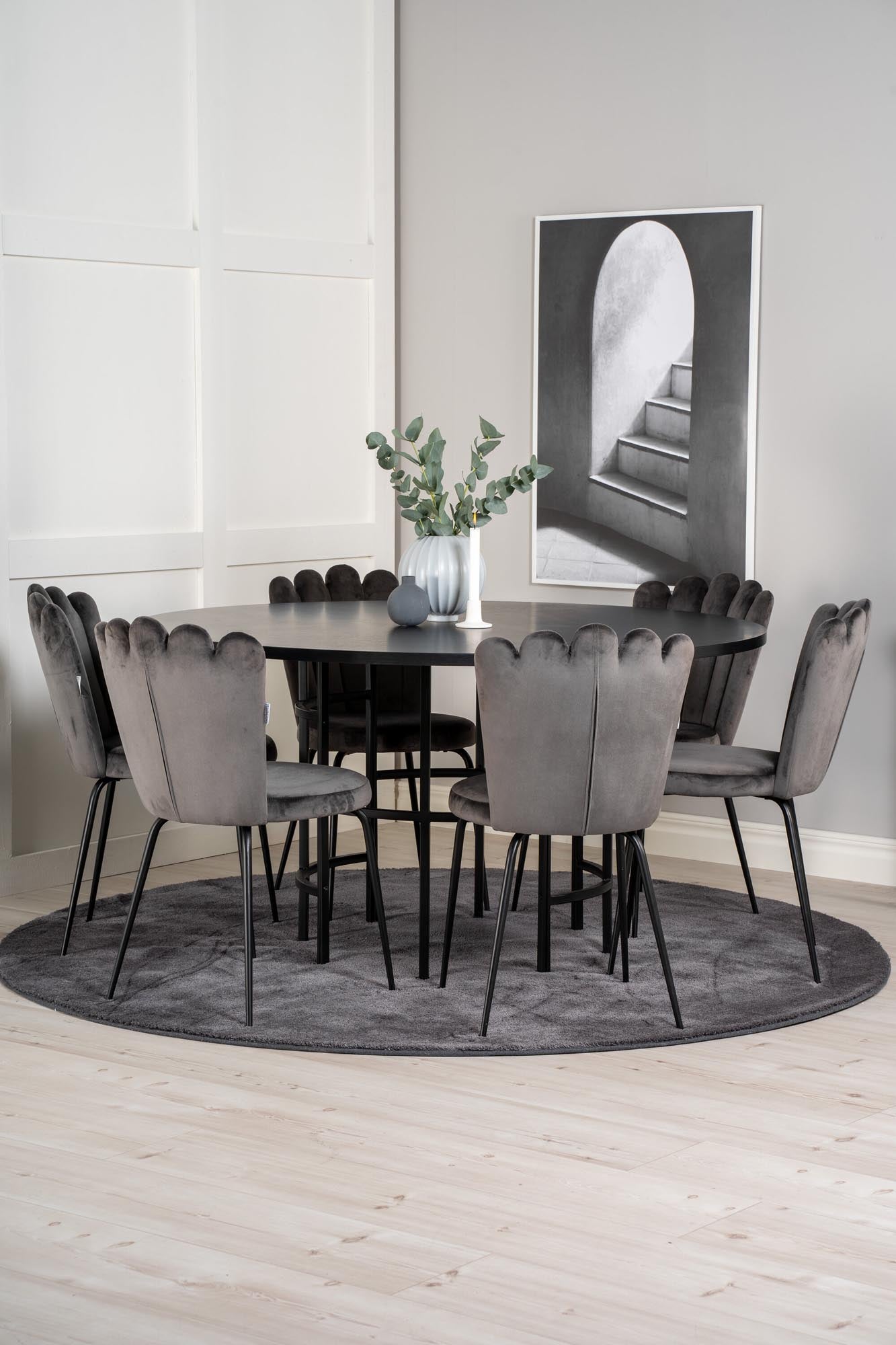 Erleben Sie das elegante Esszimmerset Copenhagen + Limhamn ⌀140cm für 6 Personen. Moderner Tisch mit pflegeleichter Oberfläche und komfortable Samtstühle für unvergessliche Abende.