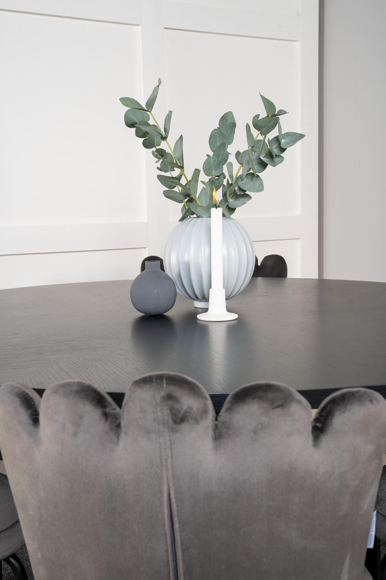 Erleben Sie das elegante Esszimmerset Copenhagen + Limhamn ⌀140cm für 6 Personen. Der moderne Tisch und die komfortablen Samtstühle bieten Stil und Gemütlichkeit.