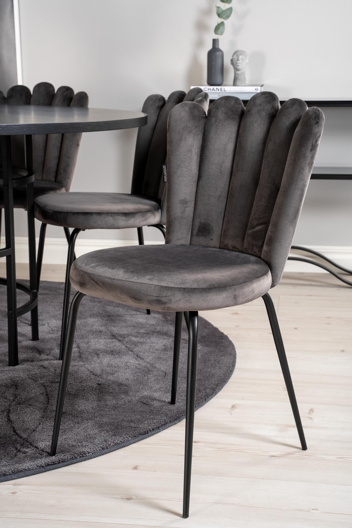 Entdecken Sie das stilvolle Esszimmerset Copenhagen + Limhamn ⌀140cm für 6 Personen. Eleganter Tisch und luxuriöse Samtstühle vereinen Komfort und Design.
