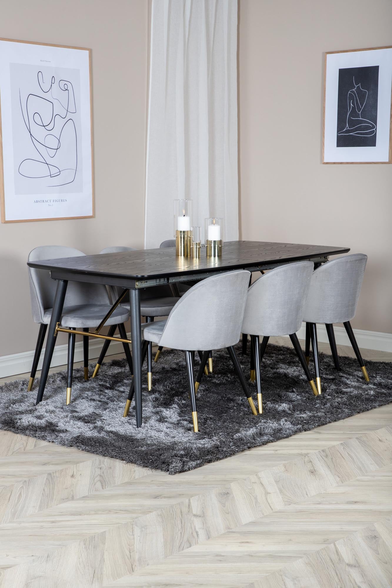 Stilvolles Gold Esszimmerset mit ausziehbarem Tisch (180 cm) und 6 luxuriösen Samtstühlen für ein elegantes Wohnambiente.