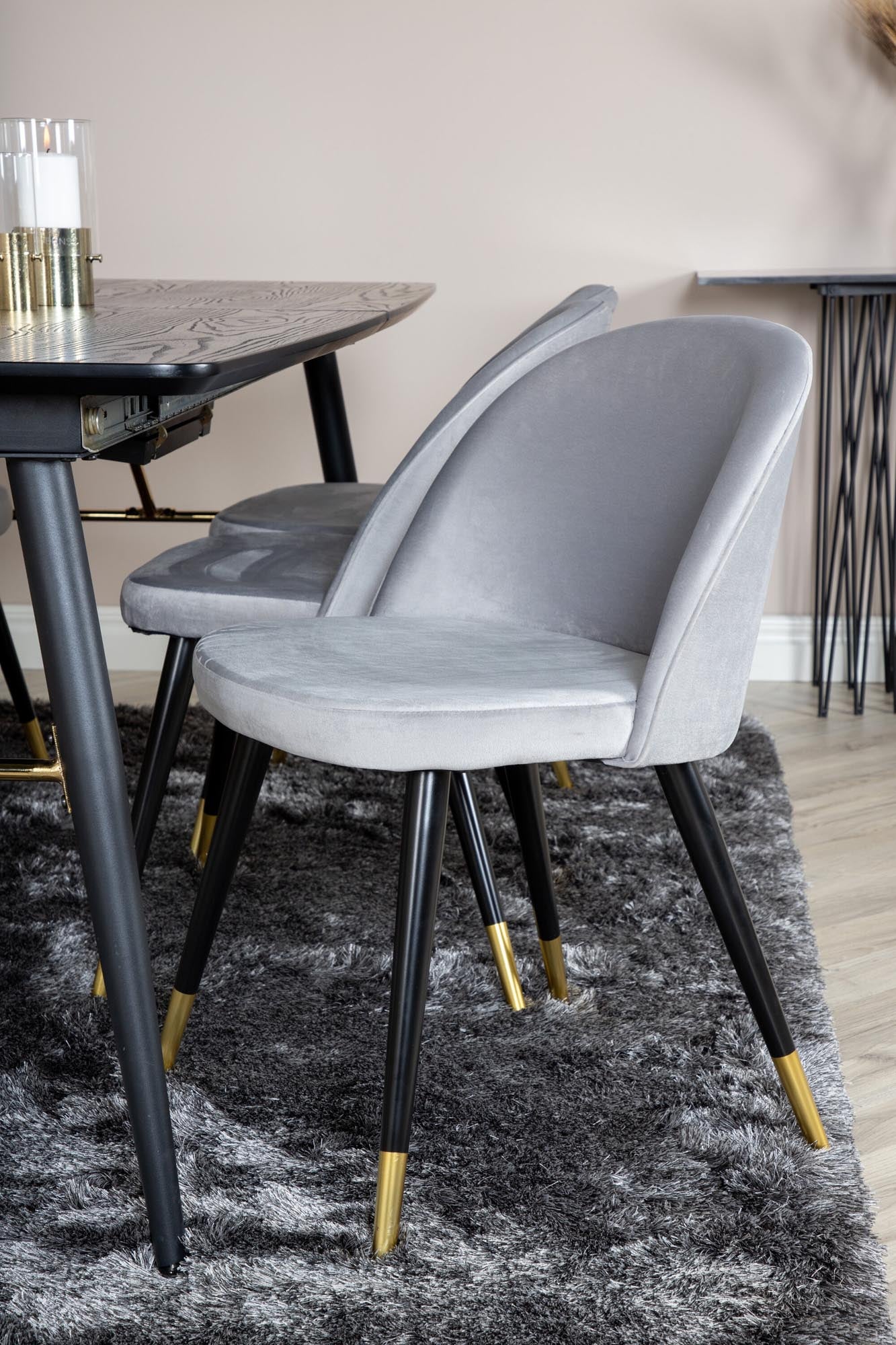 Elegantes Gold Esszimmerset mit ausziehbarem Tisch (180 cm) und 6 bequemen Samtstühlen für stilvolle Esszimmergestaltung.