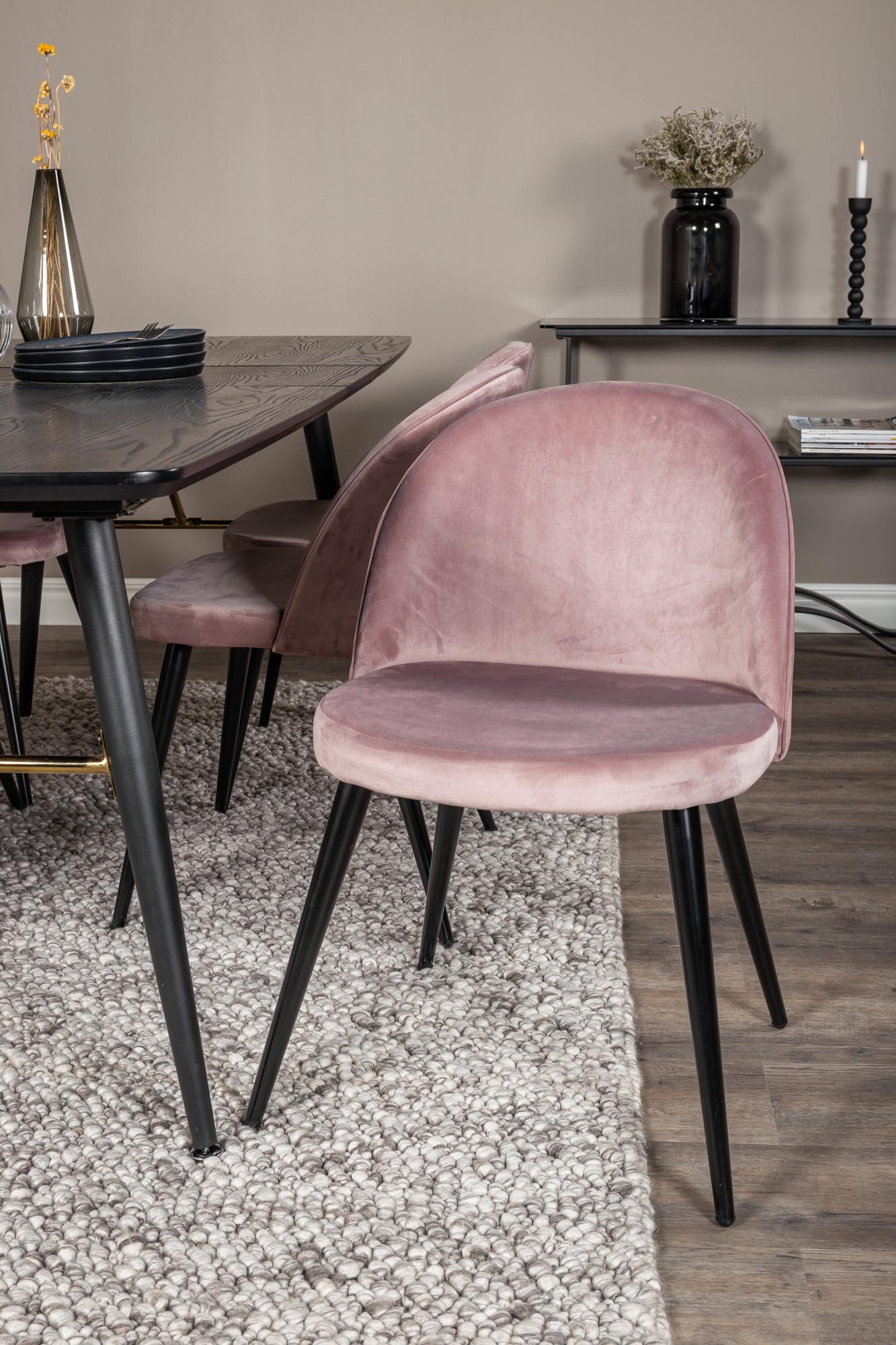 Modernes Gold Esszimmerset mit ausziehbarem Tisch (180 cm) und 6 beigen Samt-Stühlen. Ideal für gesellige Abende und stilvolle Anlässe.