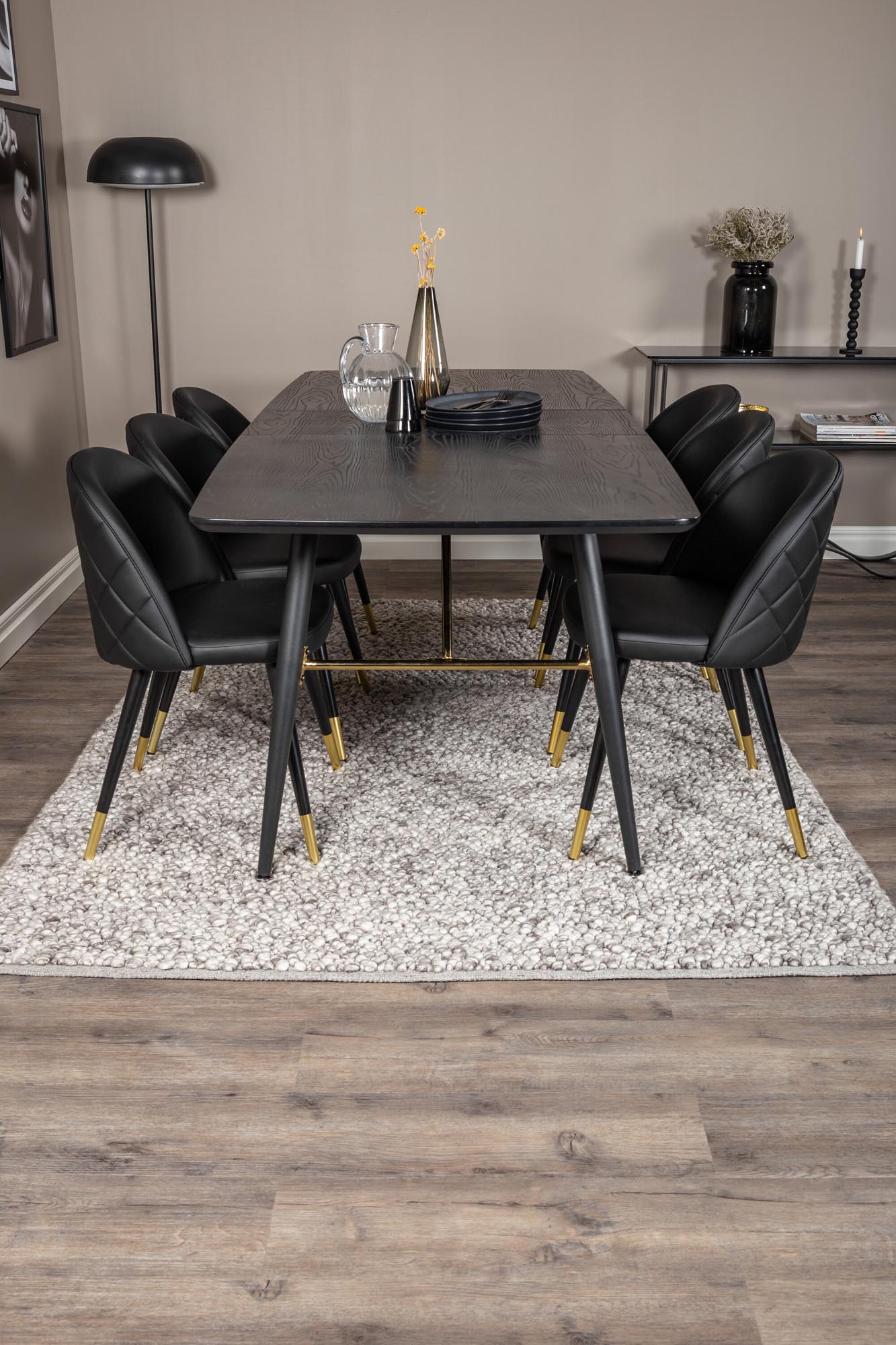 Elegantes, ausziehbares Esszimmerset in Gold mit 6 luxuriösen Samt-Stühlen. Ideal für gesellige Abende und festliche Anlässe.