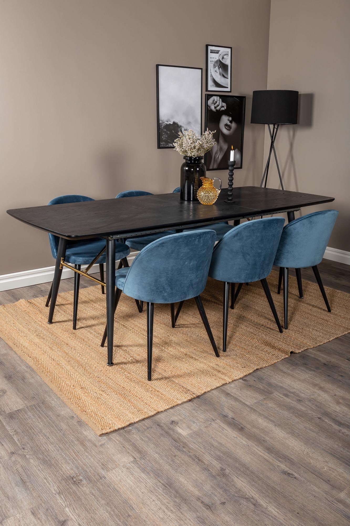 Modernes Gold Esszimmerset mit ausziehbarem Tisch und 6 luxuriösen Samt-Stühlen. Perfekt für stilvolle Dinner und gesellige Feiern.