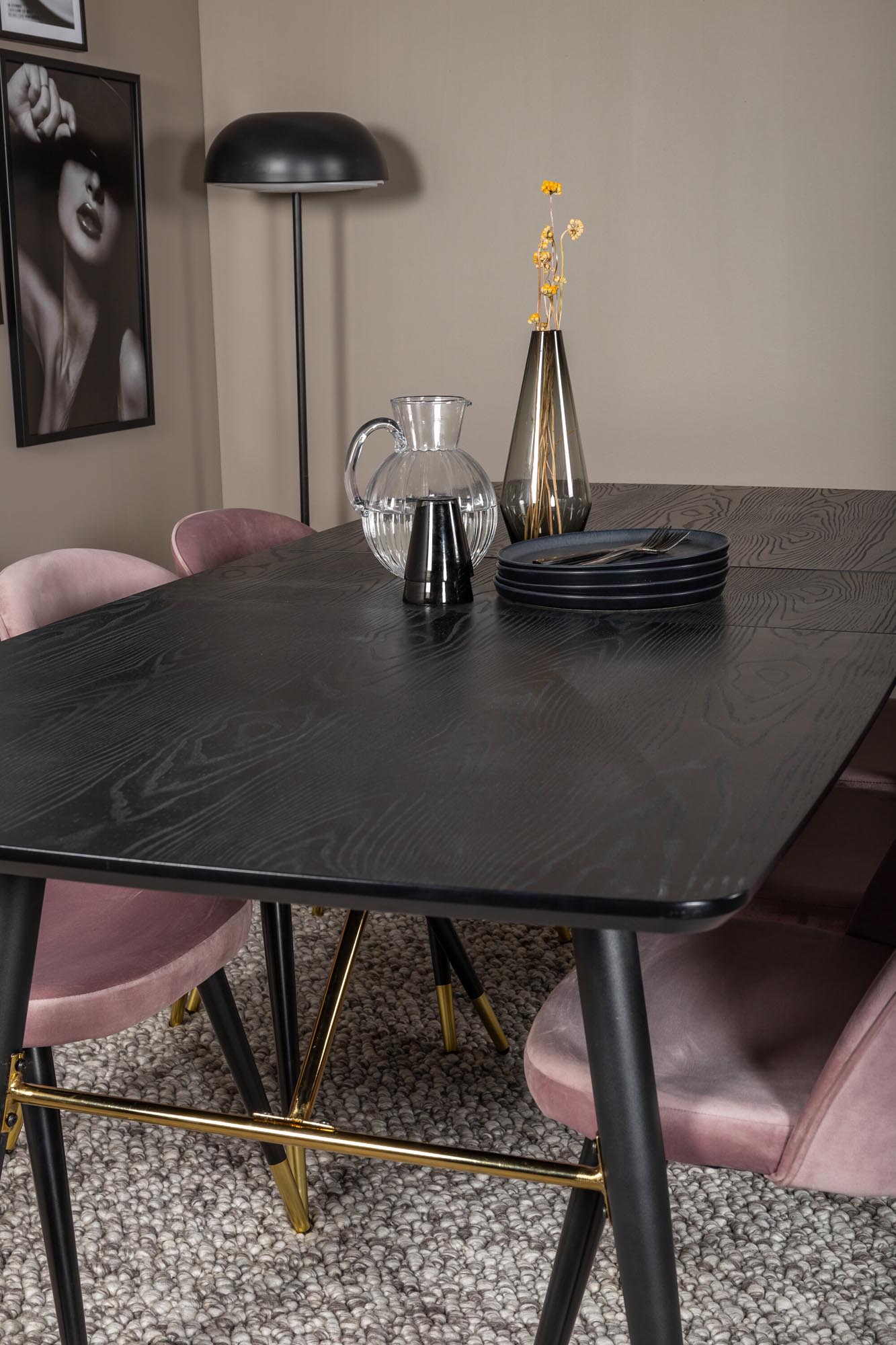 Stilvolles, ausziehbares Esszimmerset in Gold mit 6 luxuriösen Samtstühlen für unvergessliche Dinner und festliche Anlässe.