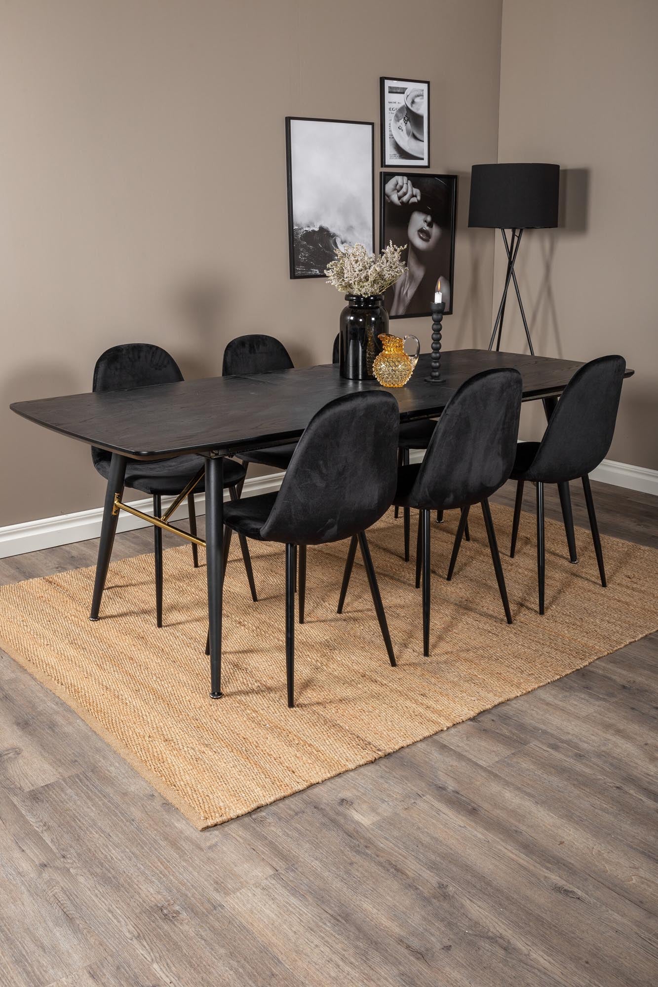 Elegantes, ausziehbares Esszimmerset in Gold mit luxuriösen Samtstühlen – perfekt für festliche Anlässe und gemütliche Zusammenkünfte.