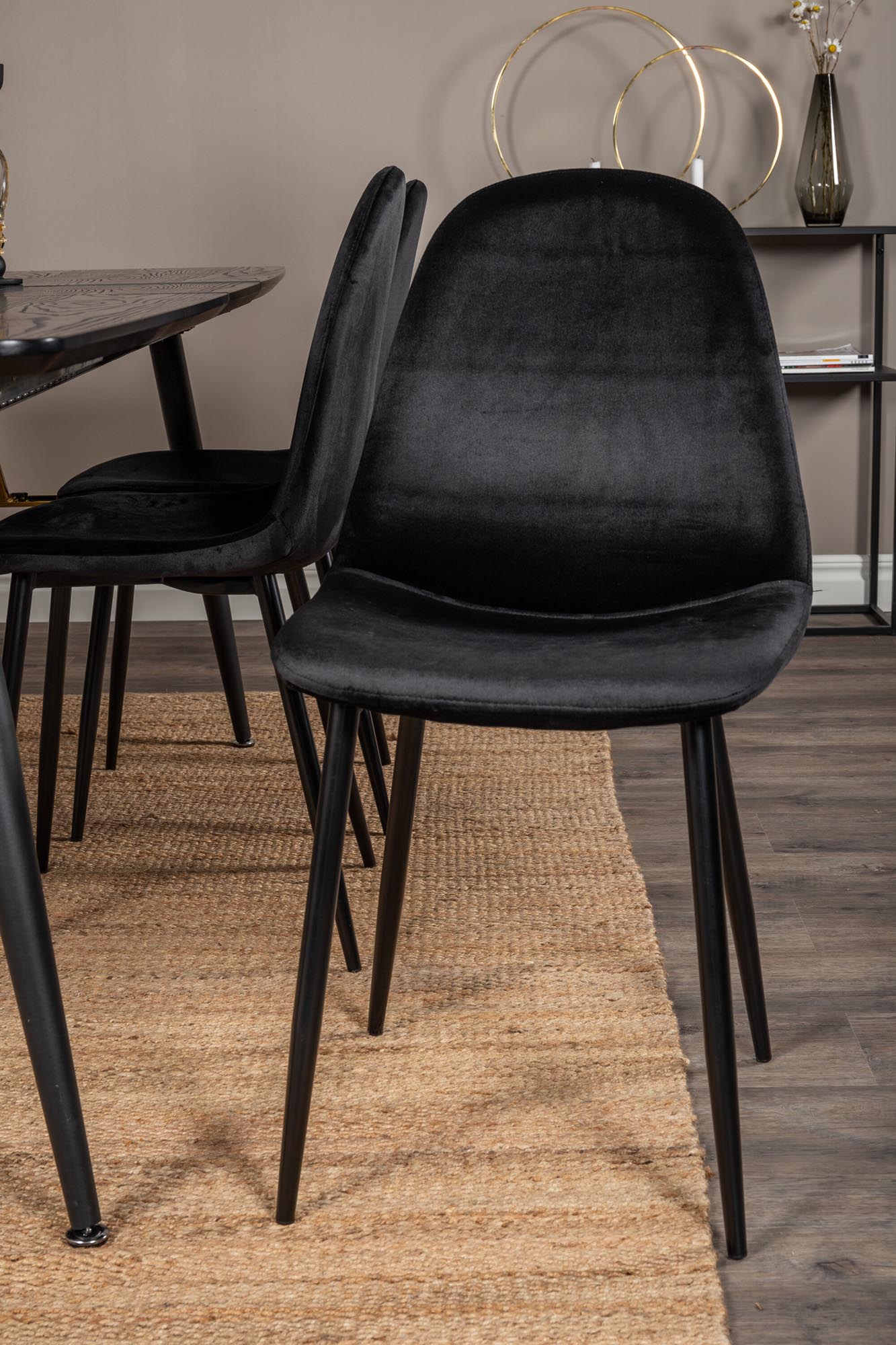 Gold Esszimmerset ausziehbar + Polar Dining 180cm/6St. in Schwarz präsentiert im Onlineshop von KAQTU Design AG. Esszimmerset ist von Venture Home