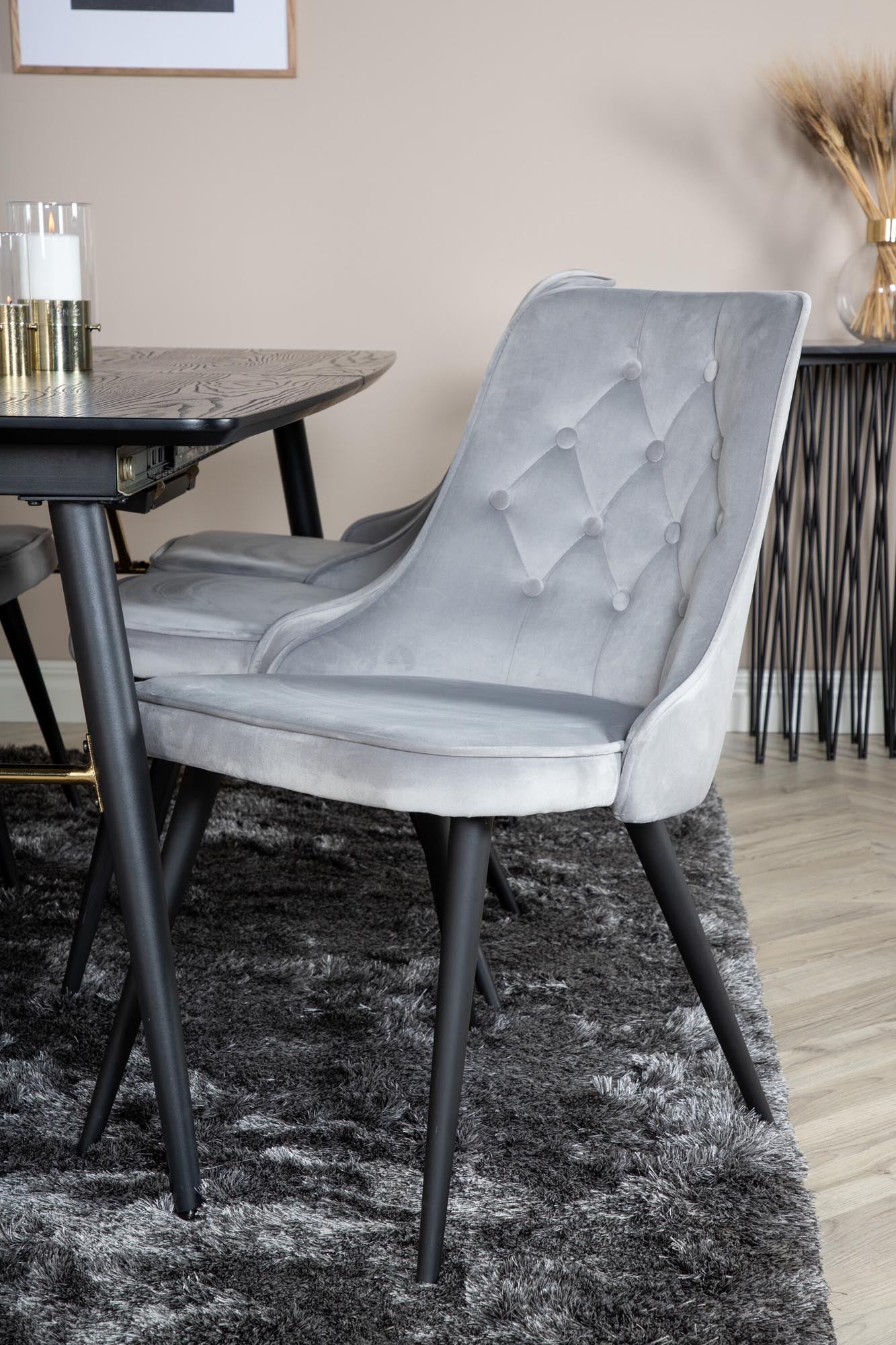 Elegantes Esszimmerset mit goldfarbenem, ausziehbarem Tisch und stilvollen Velvet-Stühlen für unvergessliche Dinner und gemütliche Abende.