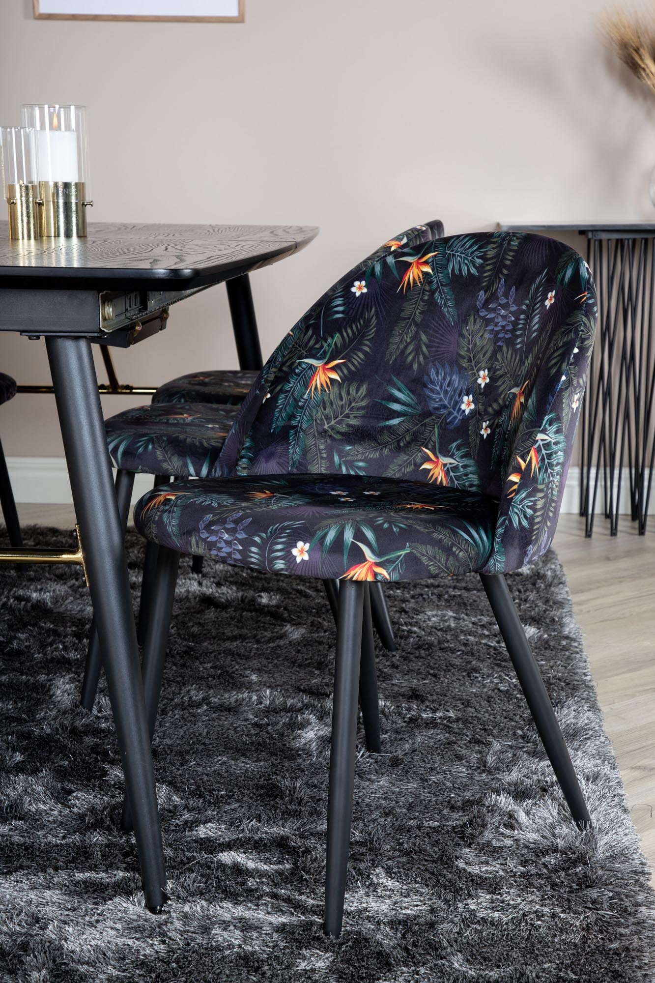 Gold Esszimmerset ausziehbar + Velvet 180cm/6St. in Schwarz präsentiert im Onlineshop von KAQTU Design AG. Esszimmerset ist von Venture Home
