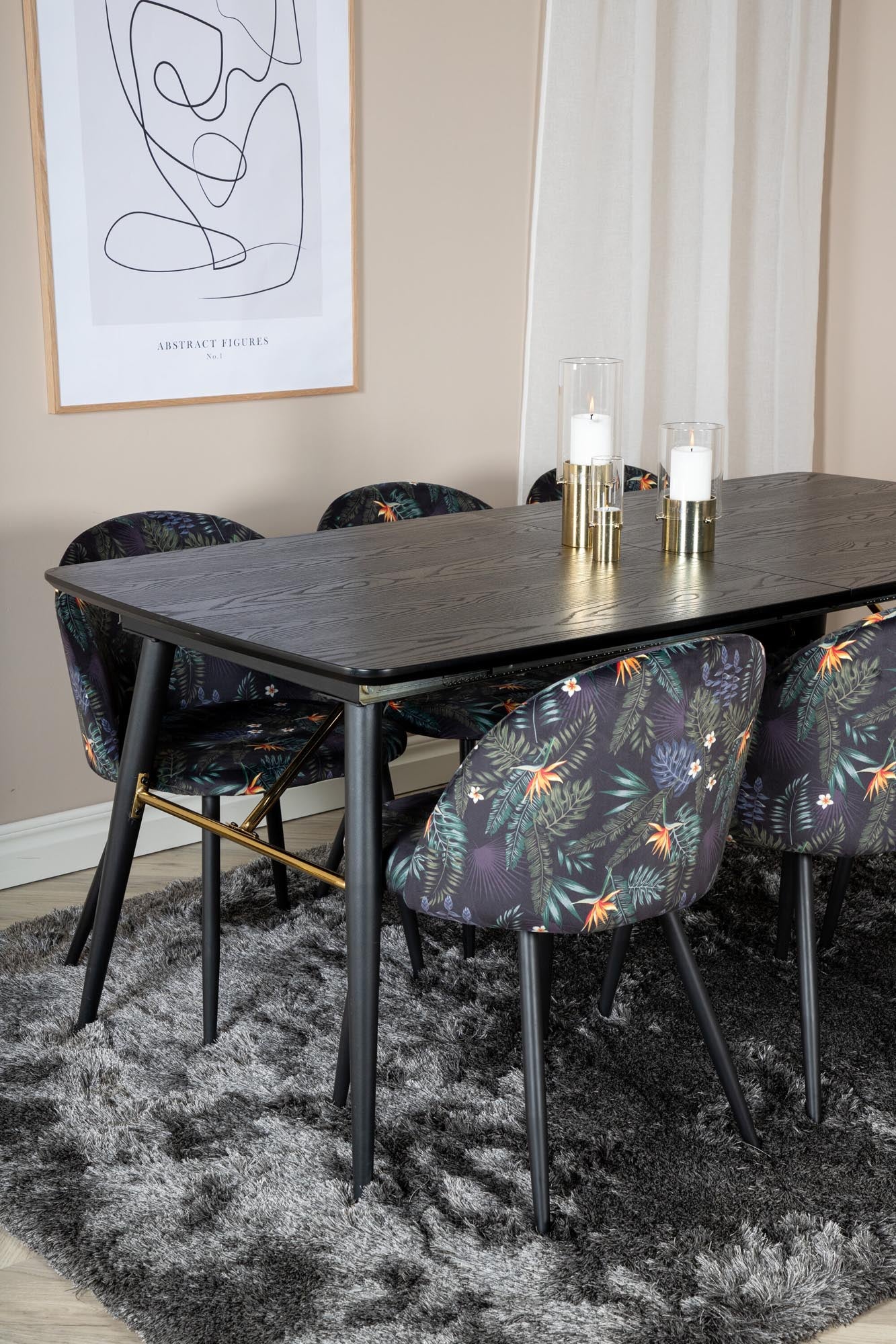 Elegantes, ausziehbares Esszimmerset in Gold mit stilvollen Samt-Stühlen. Ideal für gesellige Abende und festliche Anlässe.