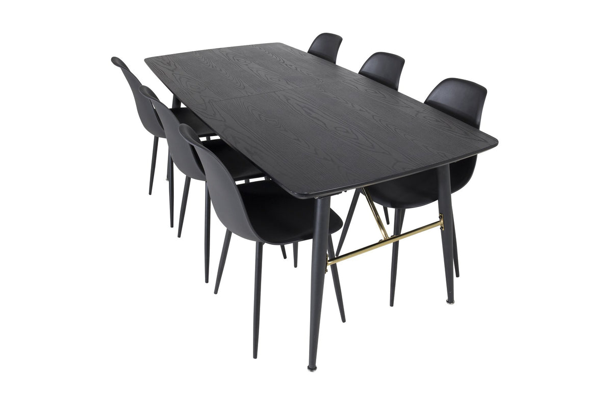 Rechteckiger Esstisch mit schwarzer MDF-Tischplatte und Stahlgestell, dazu zwei schwarze Esszimmerstühle mit gepolsterter Sitzfläche.