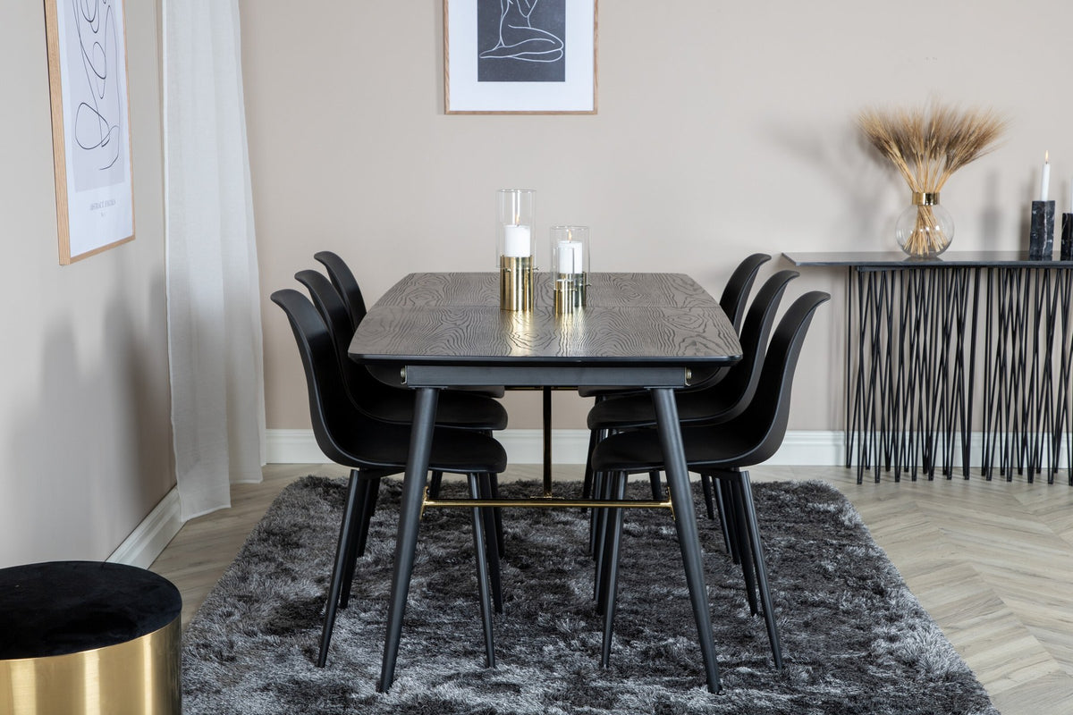 Rechteckiger Esstisch mit schwarzer MDF-Tischplatte und Stahlgestell, dazu zwei schwarze Esszimmerstühle mit gepolsterter Sitzfläche.