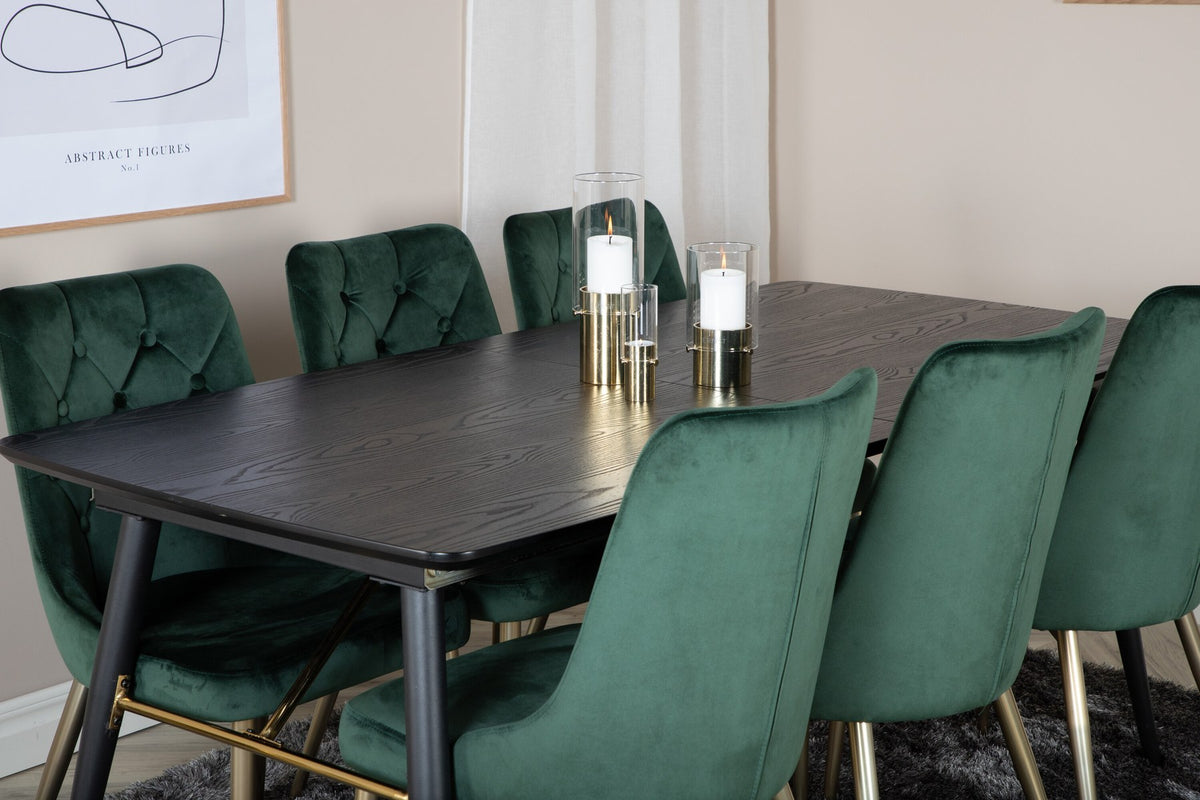 Rechteckiger Esstisch mit schwarzer MDF-Tischplatte und Stahlbeinen, dazu zwei grüne Velvet-Esszimmerstühle mit Messing-Pulverbeschichtung.
