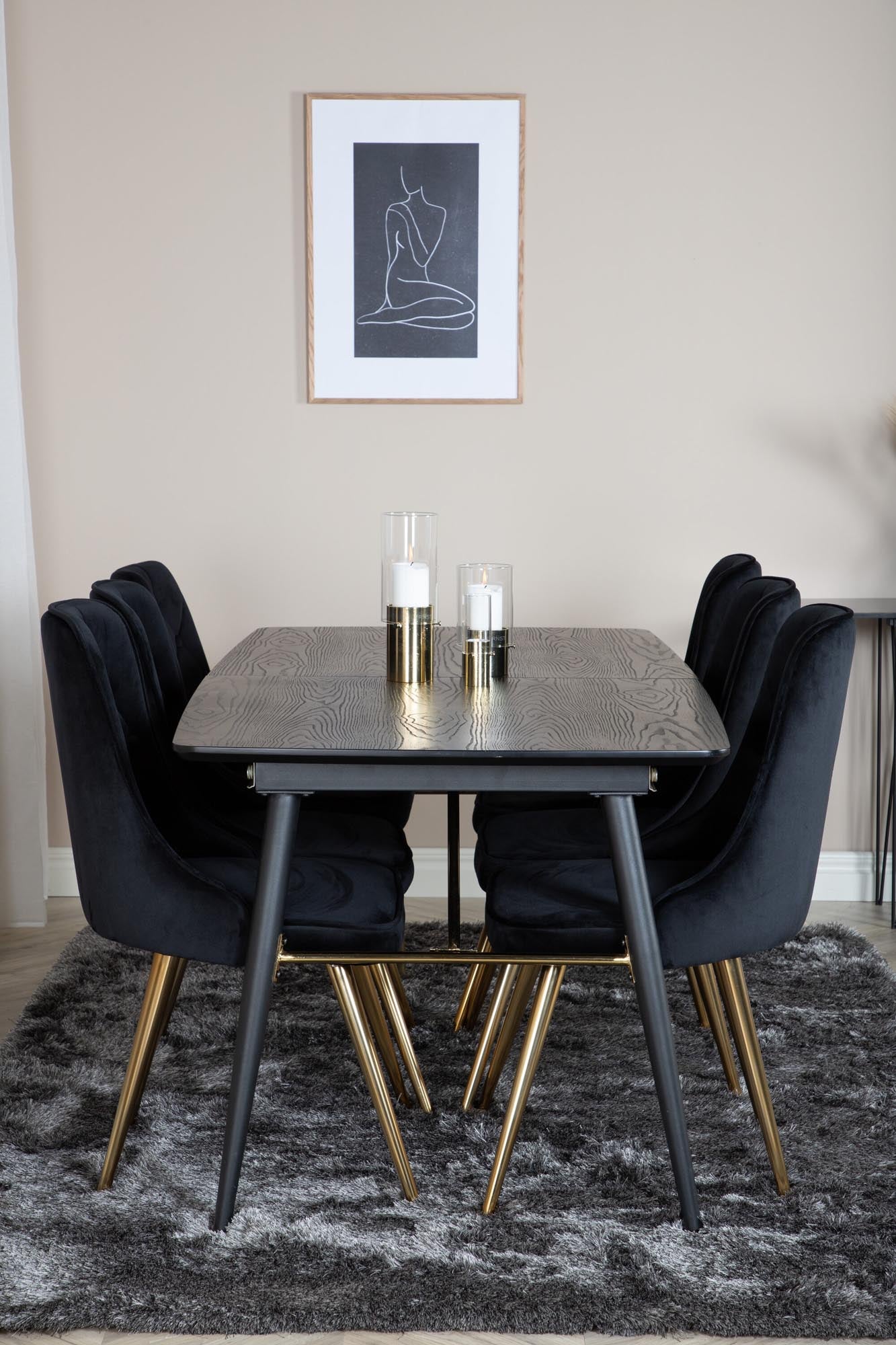 Elegantes Esszimmerset mit goldfarbenem, ausziehbarem Tisch und luxuriösen Velvet-Stühlen für unvergessliche Dinner und gemütliche Abende.