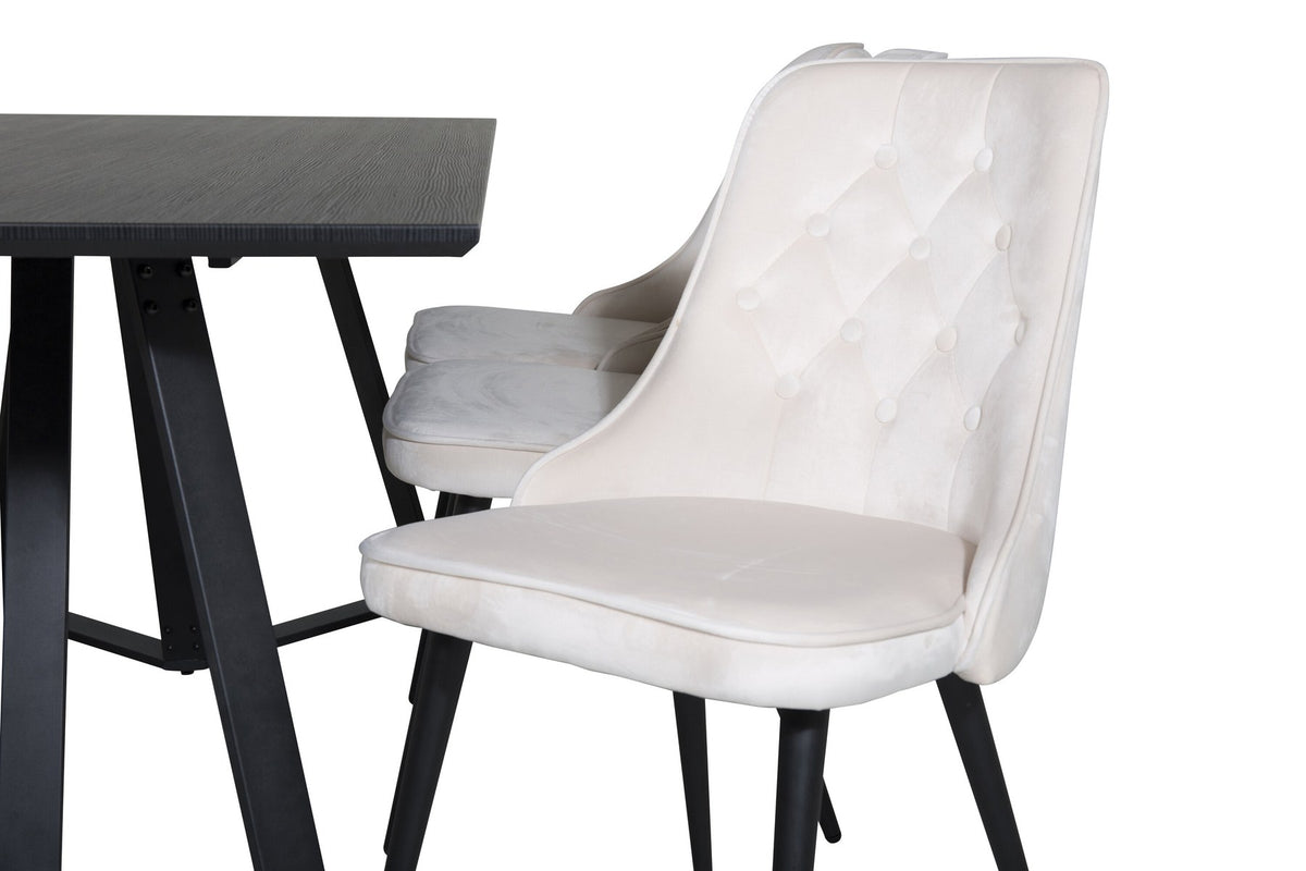 Rechteckiger Esstisch aus MDF mit schwarzer Tischplatte und Stahlbeinen, daneben zwei gepolsterte Esszimmerstühle in Beige mit schwarzem Gestell.