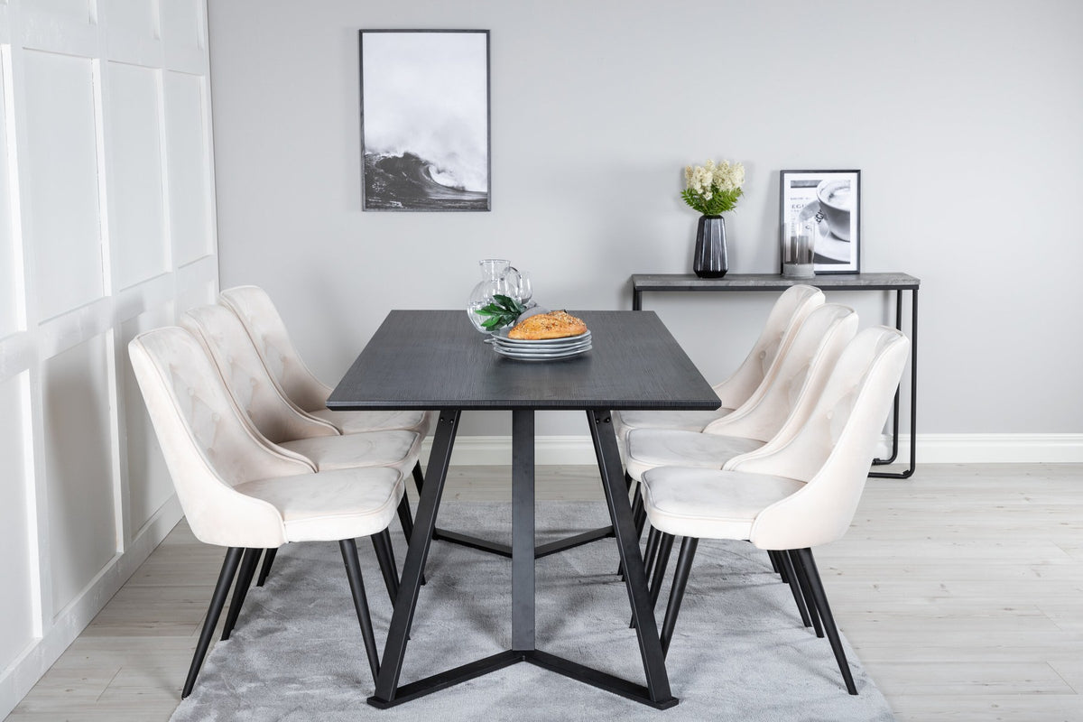 Rechteckiger Esstisch aus MDF mit schwarzer Tischplatte und Stahlbeinen, daneben zwei gepolsterte Esszimmerstühle in Beige mit schwarzem Gestell.