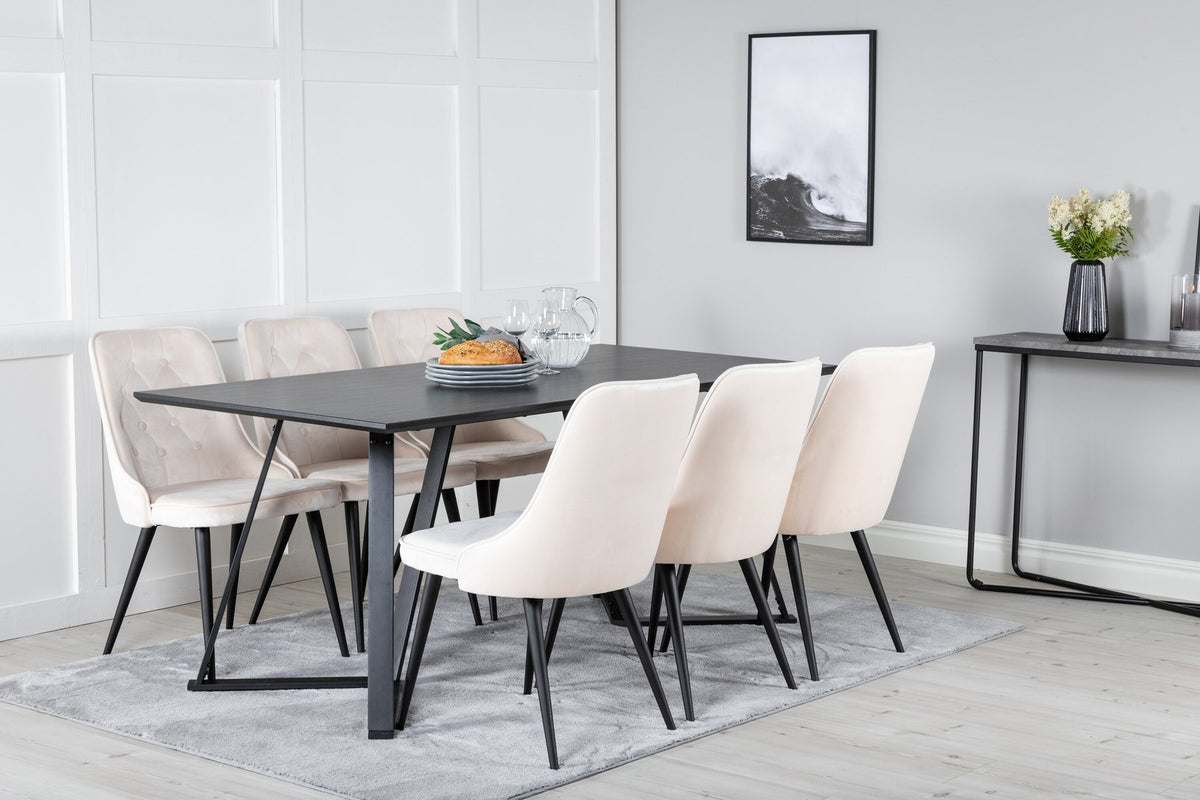 Rechteckiger Esstisch aus MDF mit schwarzer Tischplatte und Stahlbeinen, daneben zwei gepolsterte Esszimmerstühle in Beige mit schwarzem Gestell.