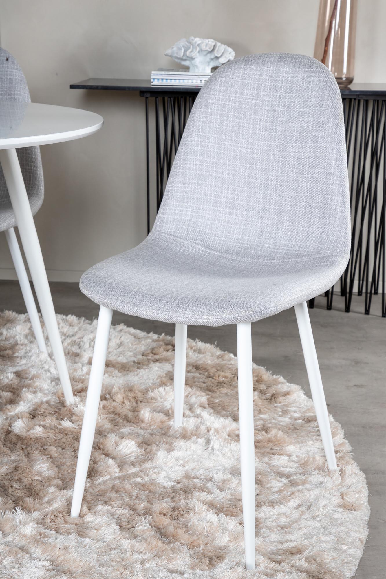 Plaza Esszimmerset + Polar ⌀100cm/4St. in Grau / Weiss präsentiert im Onlineshop von KAQTU Design AG. Esszimmerset ist von Venture Home