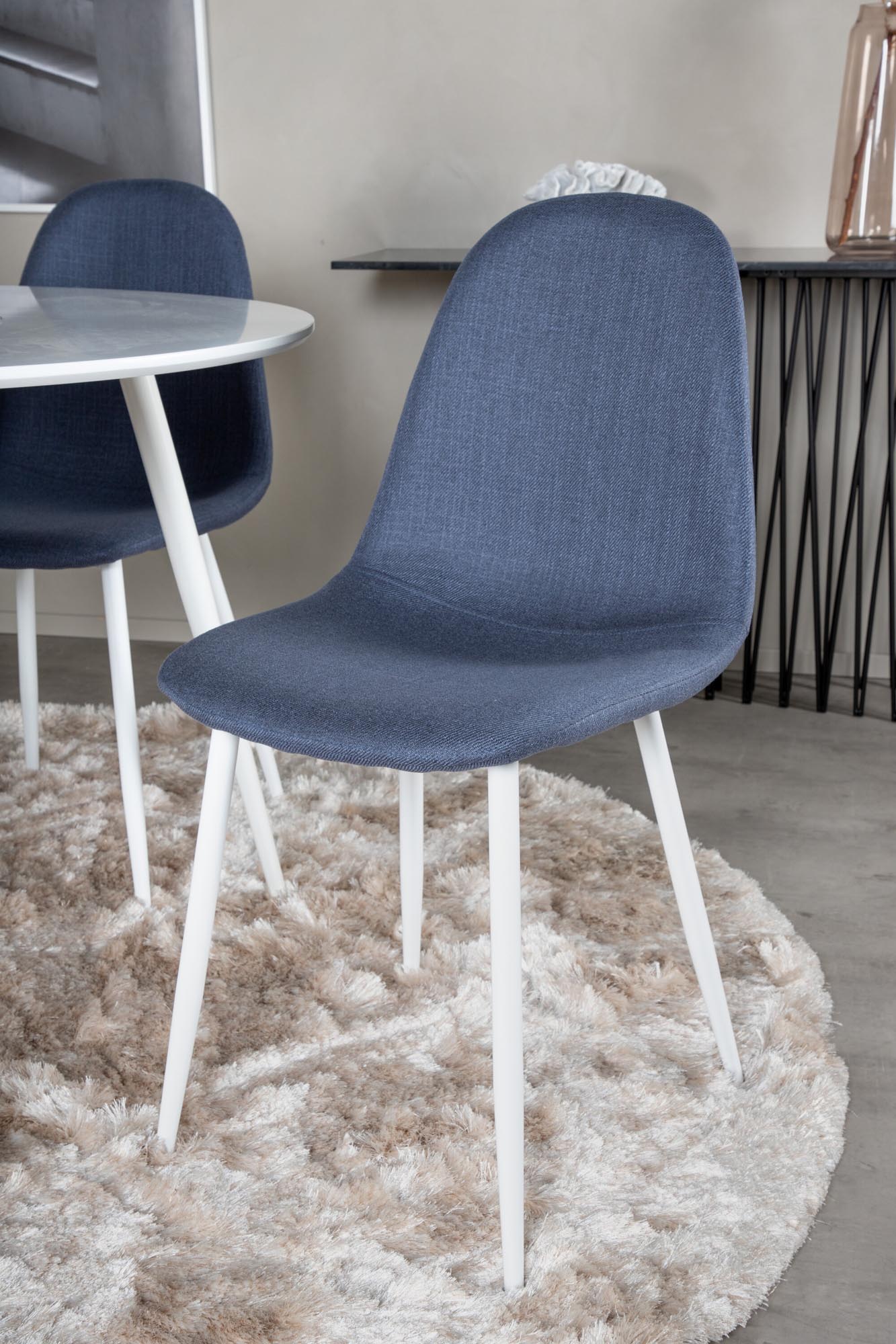 Stilvolles Plaza Esszimmerset mit rundem 100 cm Tisch und 4 eleganten Samtstühlen Polar für gemütliche Essrunden und luxuriöse Atmosphäre.