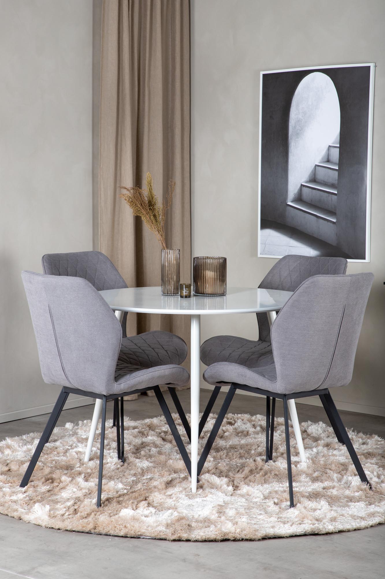 Plaza Esszimmerset + Gemma: Eleganter runder Tisch und edle Samtstühle schaffen eine harmonische Atmosphäre für gesellige Abende.