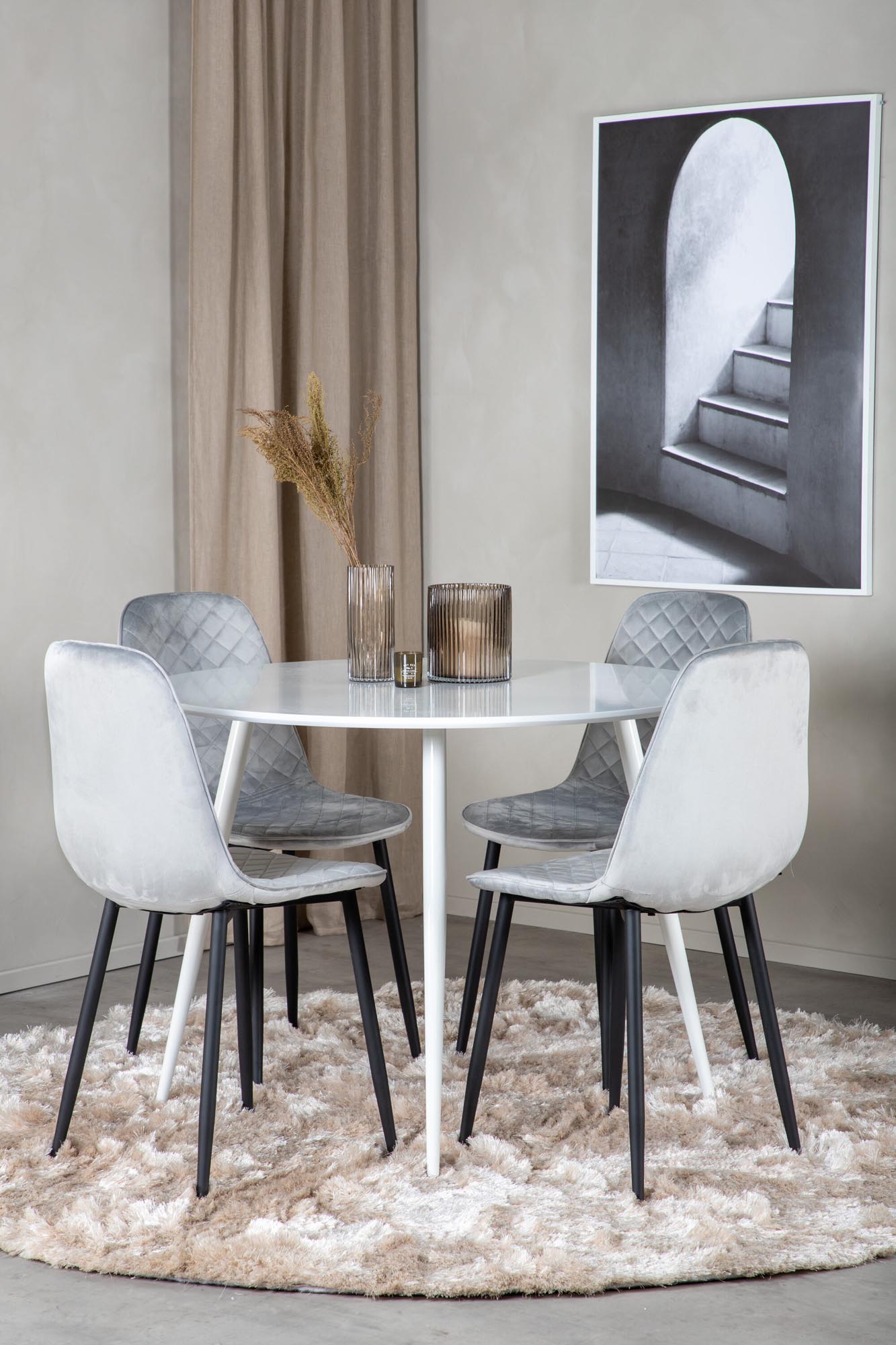 Entdecken Sie das Plaza Esszimmerset + Polar: Ein runder 100 cm Tisch und 4 stilvolle Samtstühle für gesellige Abende und ein elegantes Zuhause.