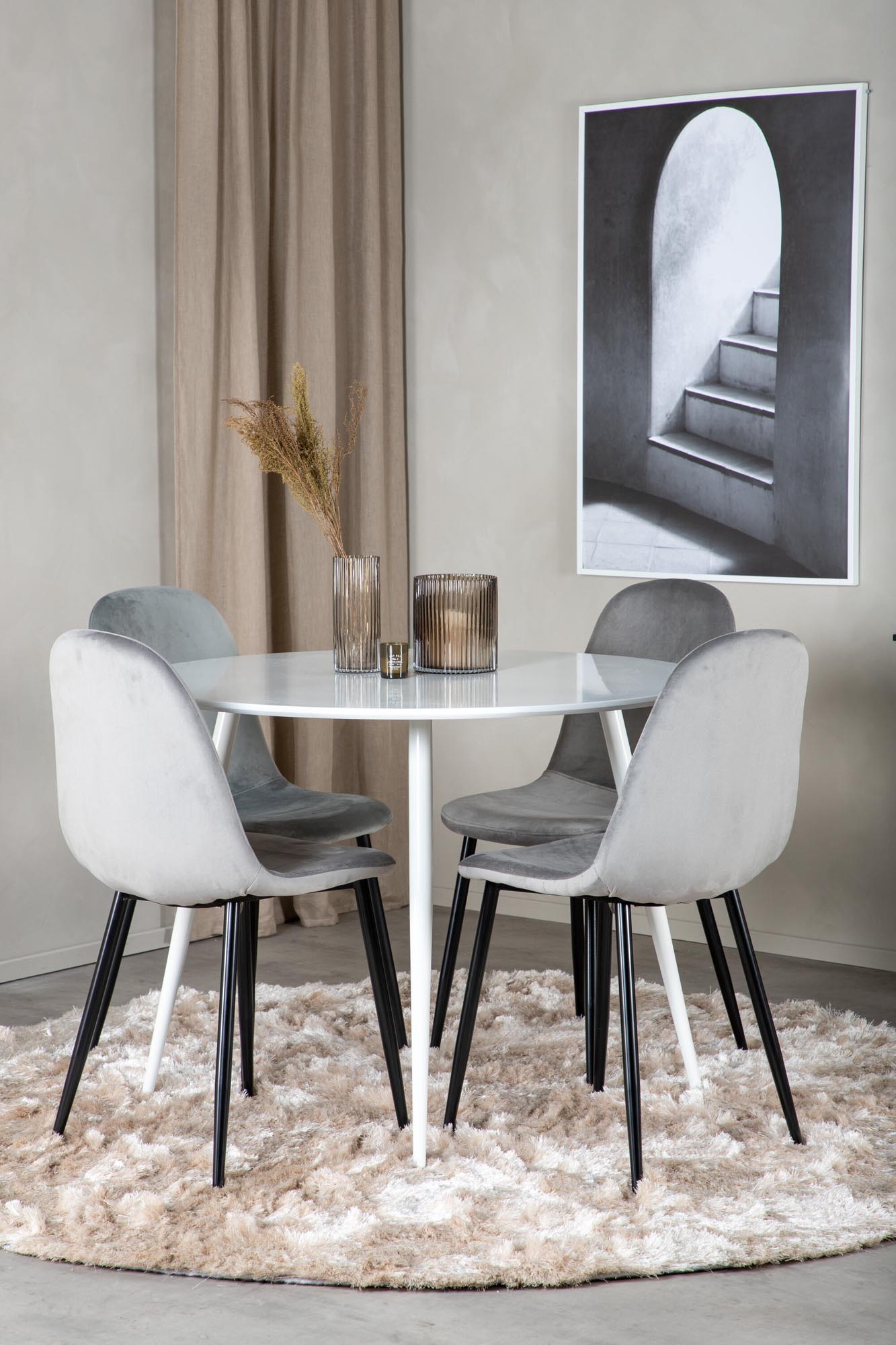 Erleben Sie gesellige Momente mit dem Plaza Esszimmerset von Venture Home: eleganter runder Tisch (100 cm) und 4 luxuriöse Samtstühle für Ihr Esszimmer.