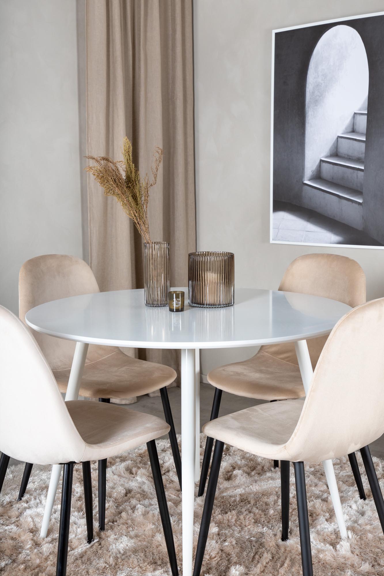 Stilvolles Plaza Esszimmerset mit rundem 100 cm Tisch und 4 luxuriösen Samtstühlen Polar für gemütliche Essrunden und elegantes Ambiente.