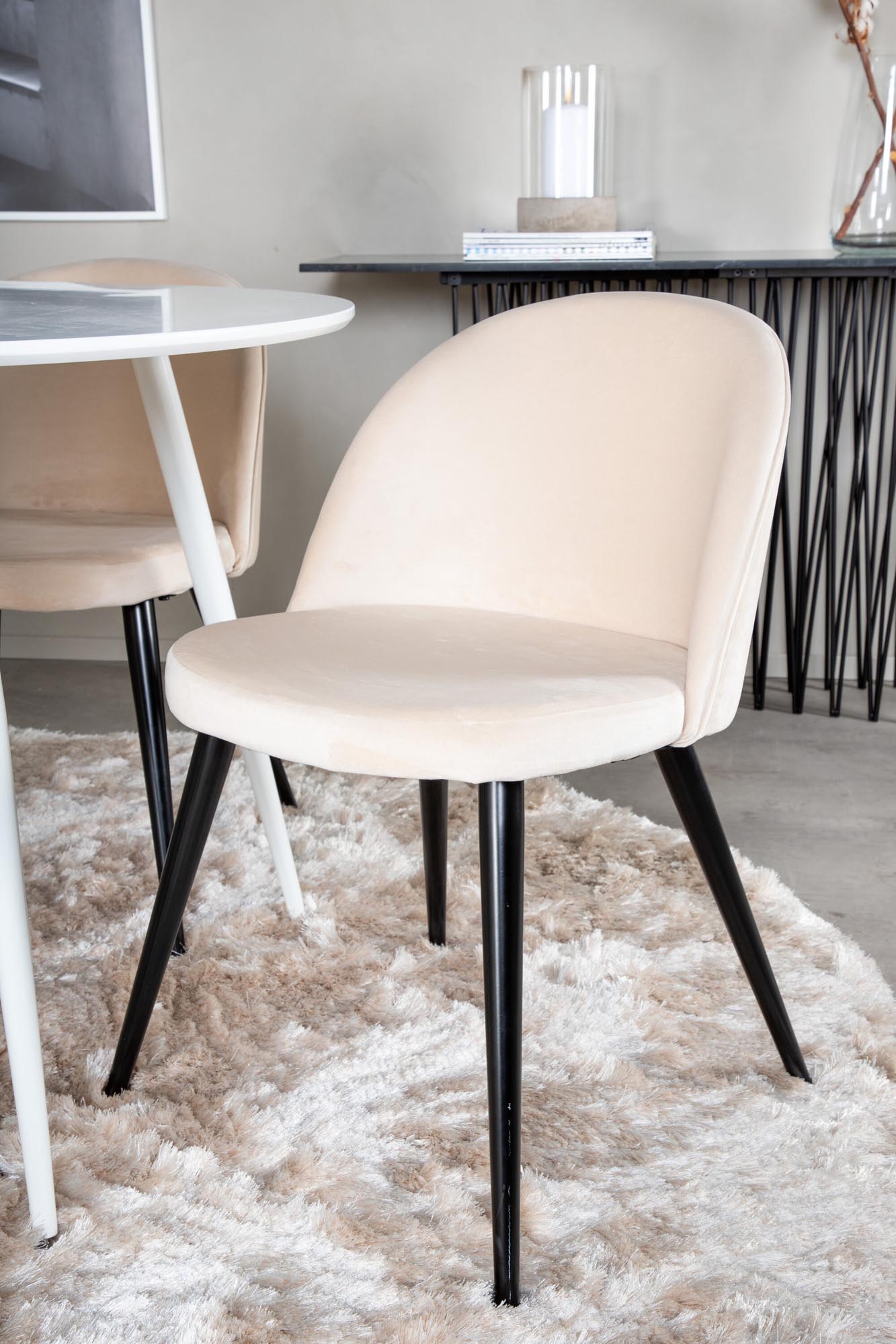 Elegantes Plaza Esszimerset von Venture Home: Runder 100 cm Tisch mit 4 komfortablen Samt-Stühlen für gesellige Esszimmer-Momente.