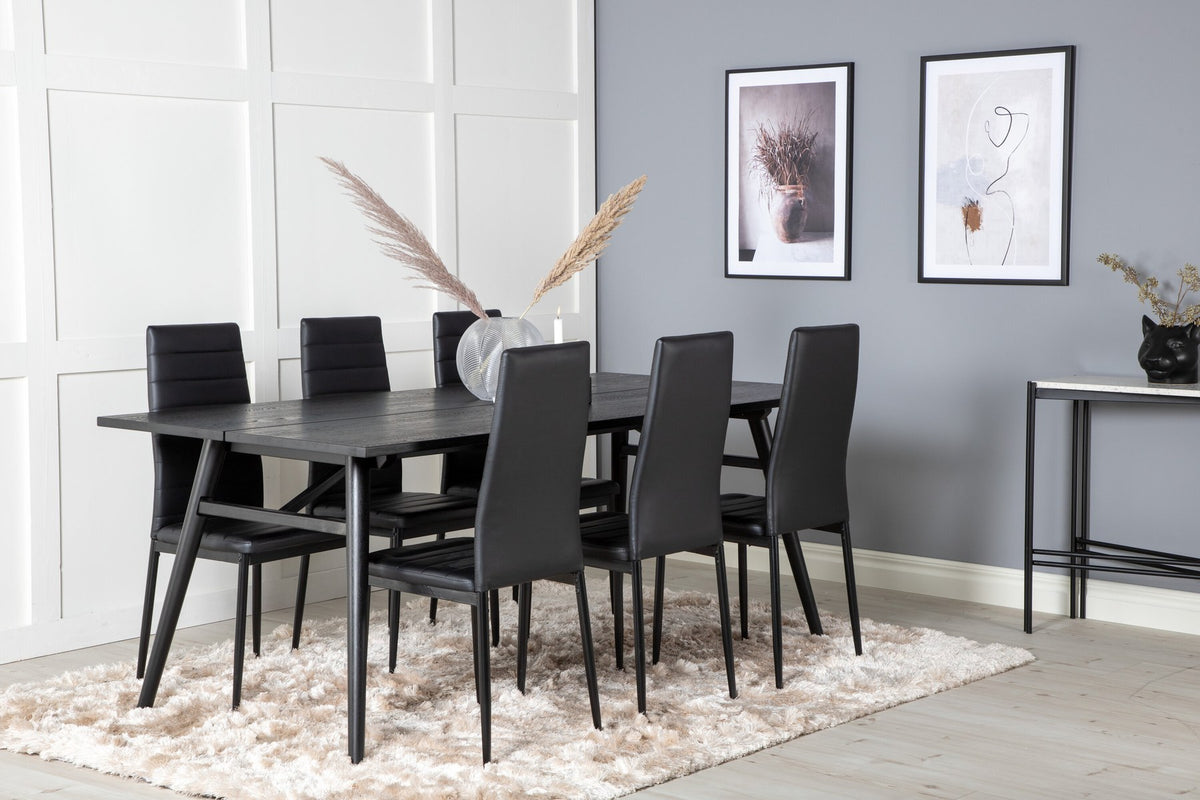 Rechteckiger Esstisch mit schwarzer Eichenplatte und Stahlbeinen, dazu zwei Stühle mit schwarz pulverbeschichtetem Gestell, Esszimmerset von Venture Home.