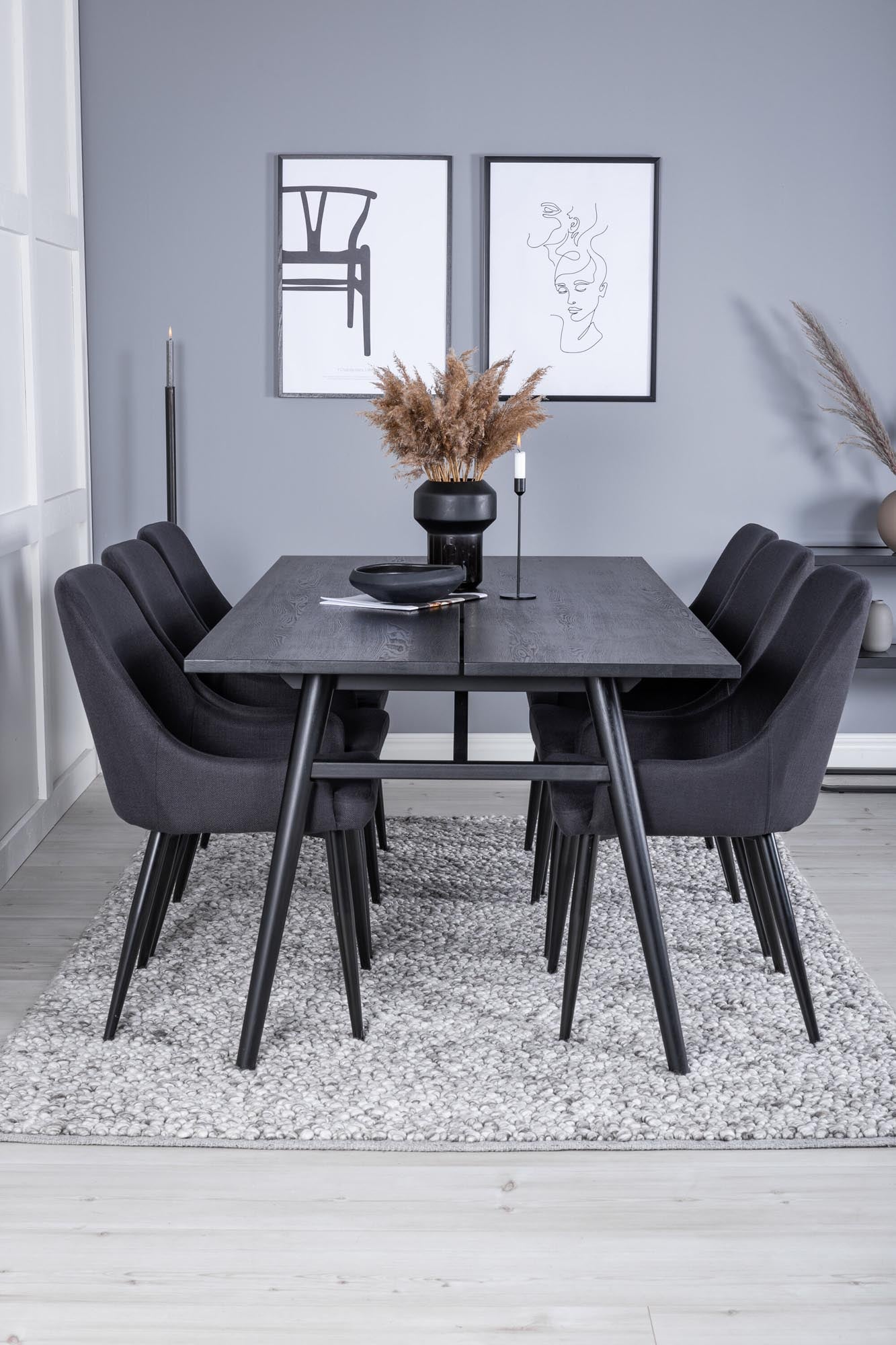 Entdecken Sie das stilvolle, ausziehbare Esszimmerset von Venture Home: 195 cm Tisch und 6 ergonomische Stühle für einladende Esszimmermomente.