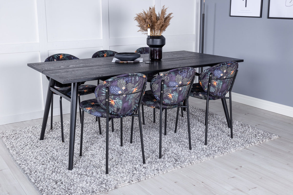 Schwarzer Esstisch aus MDF mit Furnier und Stahlbeinen, kombiniert mit gepolsterten Vault-Stühlen mit Messing-Gestell und Polyesterbezug.