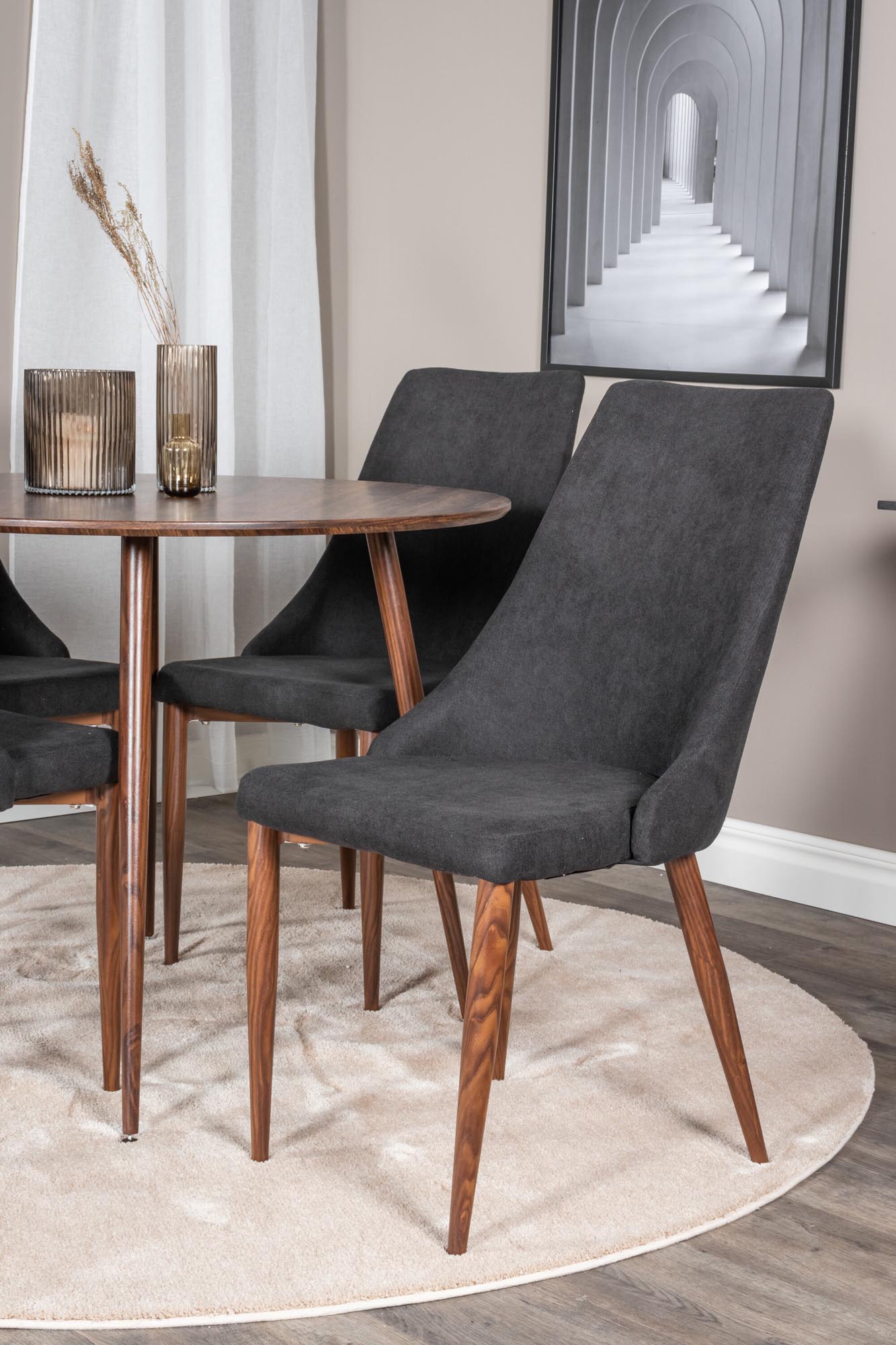 Elegantes Plaza Esszimmerset mit runden Tisch (100cm) und 4 bequemen Leone-Stühlen. Ideal für gesellige Abende und modernes Wohnen.