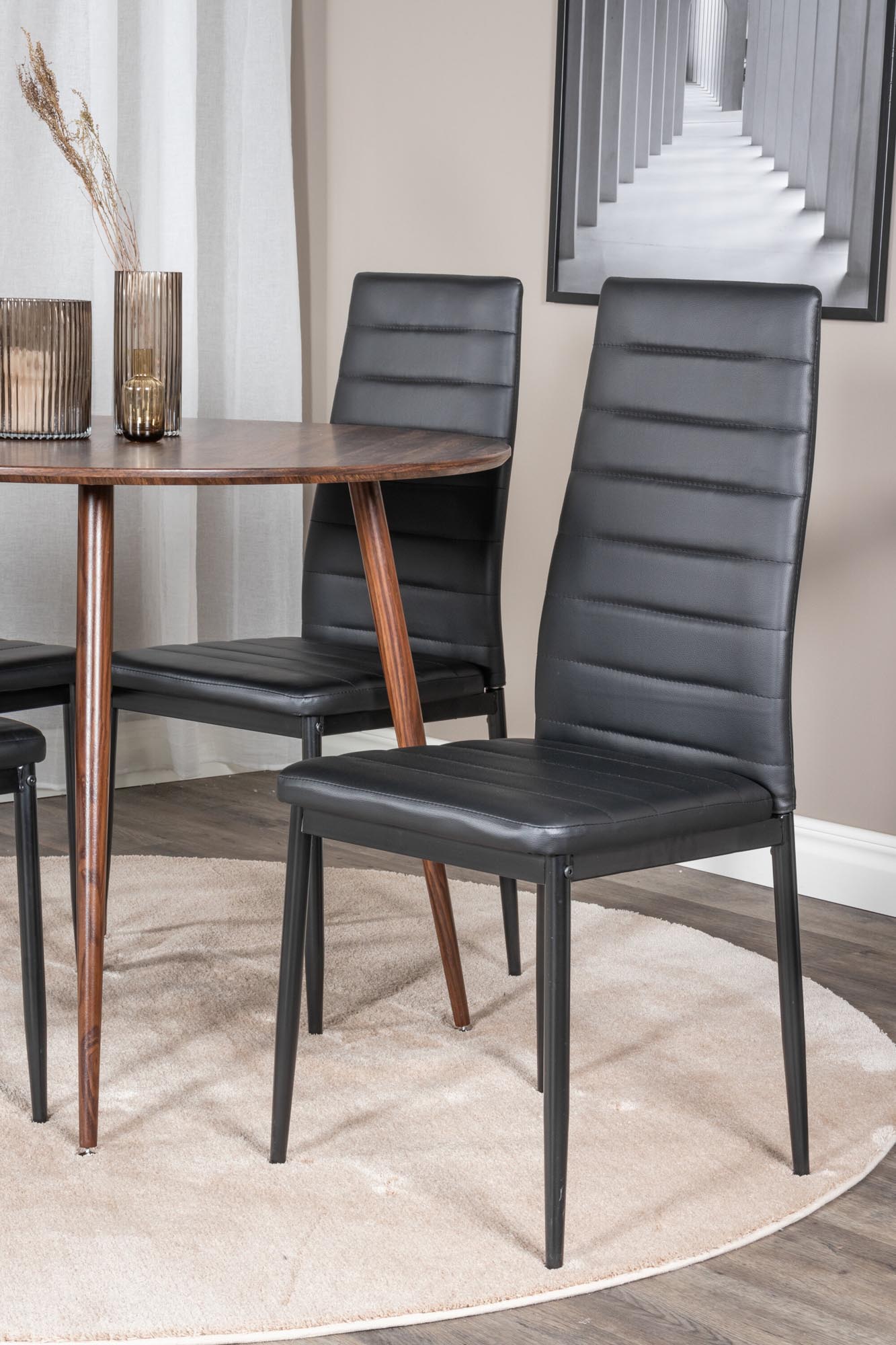 Plaza Esszimmerset + Slim ⌀100cm/4St. in Braun / Schwarz präsentiert im Onlineshop von KAQTU Design AG. Esszimmerset ist von Venture Home