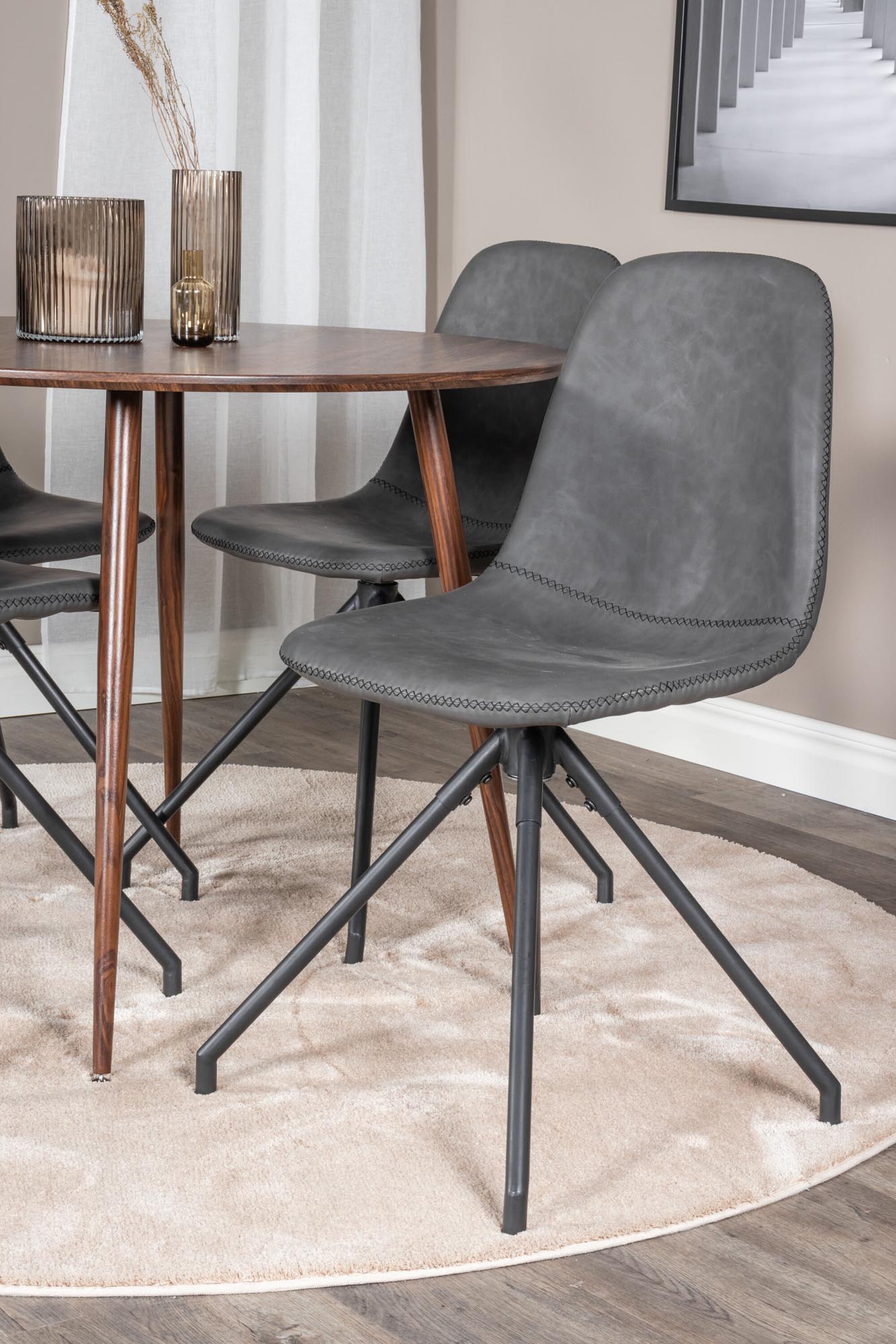 Erleben Sie gesellige Momente mit dem Plaza Esszimmerset von Venture Home: eleganter runder Tisch (100 cm) und 4 luxuriöse Samtstühle für Ihr Esszimmer.