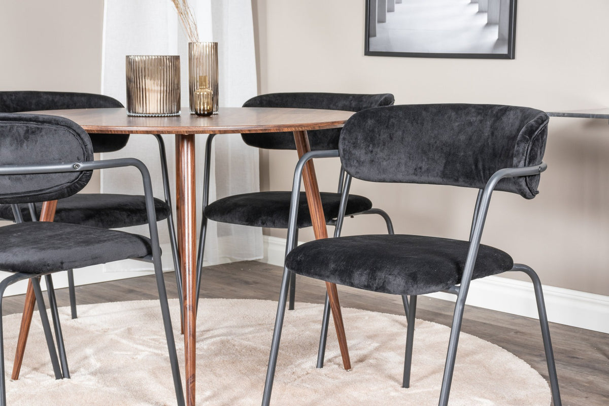 Rundes Esszimmerset zeigt Holztisch mit Nussbaum-Platte ⌀100 cm und zwei schwarze Stühle aus MDF und Stahl mit Samtbezug.
