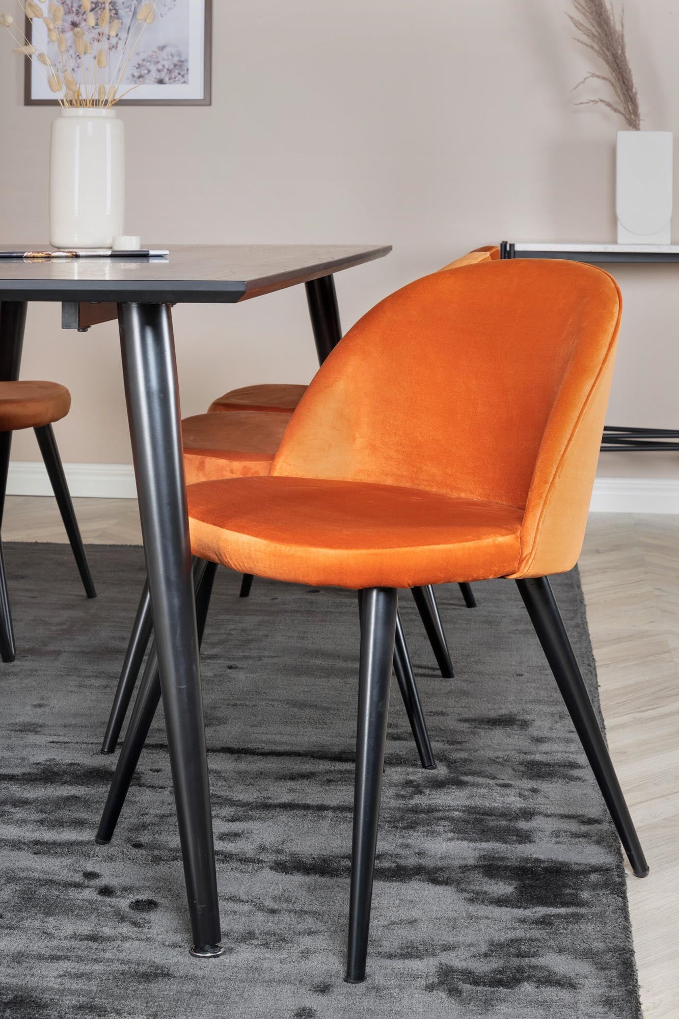 Elegantes Esszimmerset von Venture Home: 180 cm Tisch und 6 stilvolle Samtstühle für Komfort und zeitlose Schönheit.