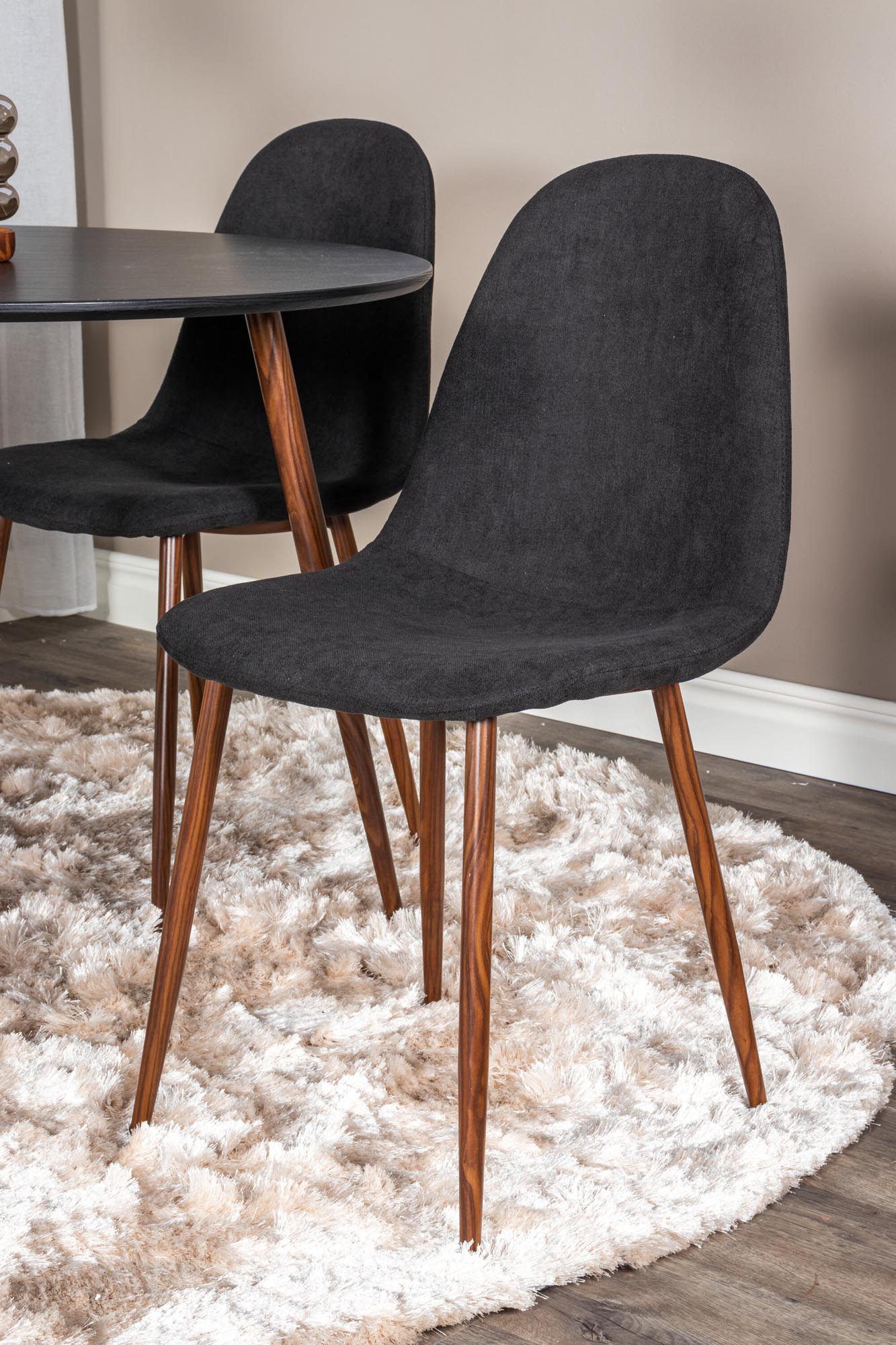 Erleben Sie das Plaza Esszimmerset + Polar: Ein eleganter runder Tisch mit 100 cm Durchmesser und 4 luxuriösen Samtstühlen für stilvolle Essmomente.