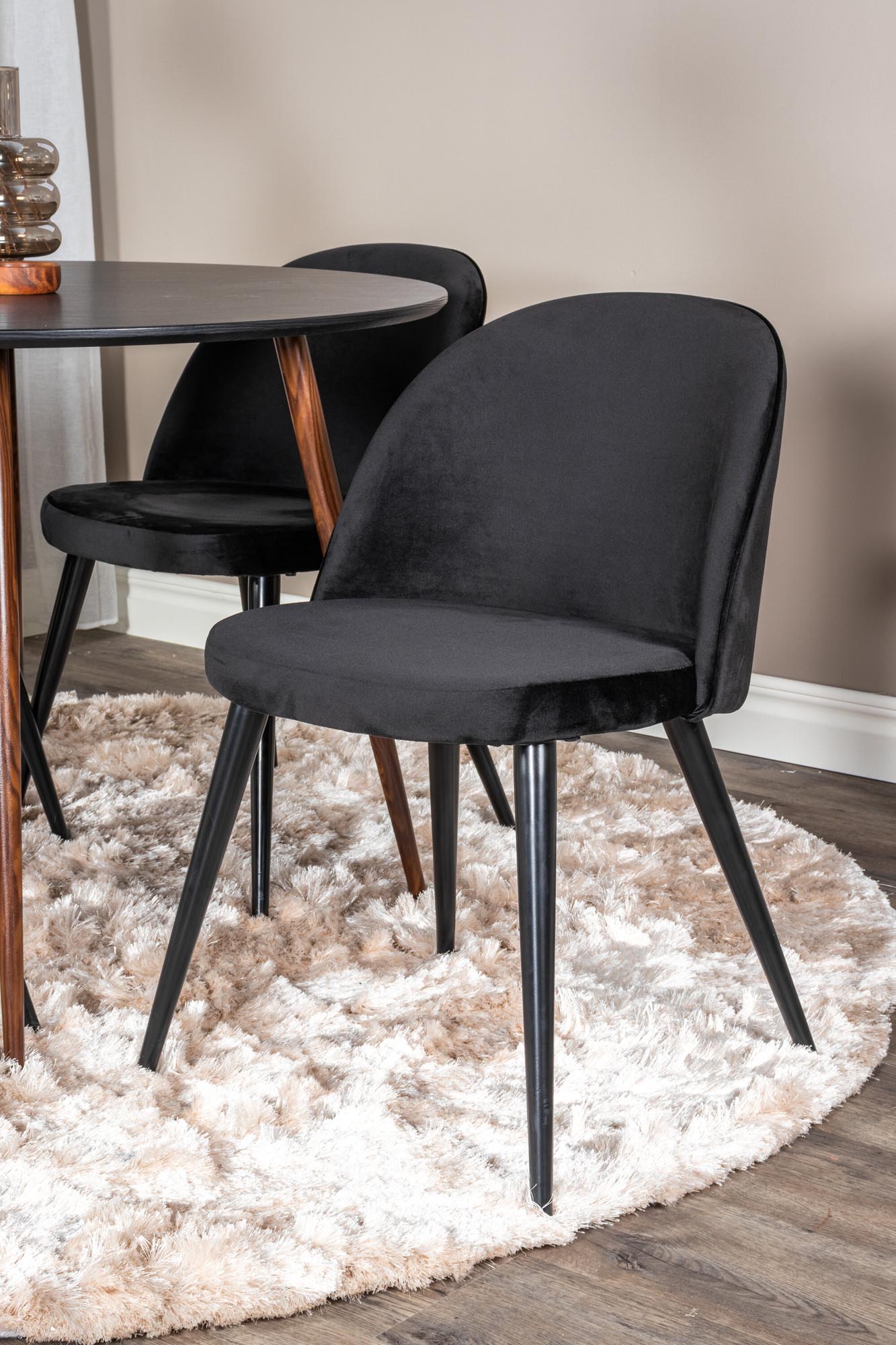 Elegantes Plaza Esszimerset mit runden Tisch (Ø100cm) und 4 Samt-Stühlen. Ideal für gesellige Abende und stilvolle Einrichtung.