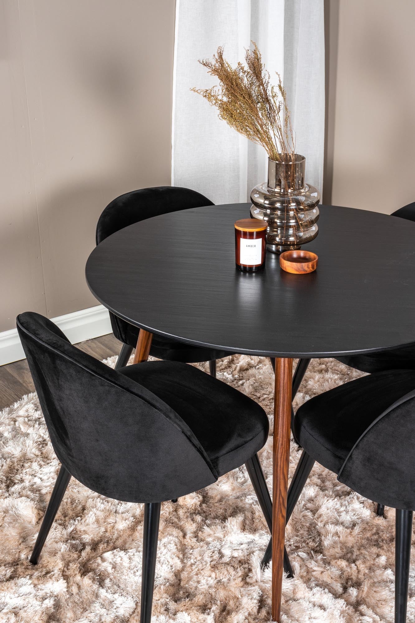 Plaza Esszimerset + Velvet ⌀100cm/4St. in Schwarz / Braun präsentiert im Onlineshop von KAQTU Design AG. Esszimmerset ist von Venture Home