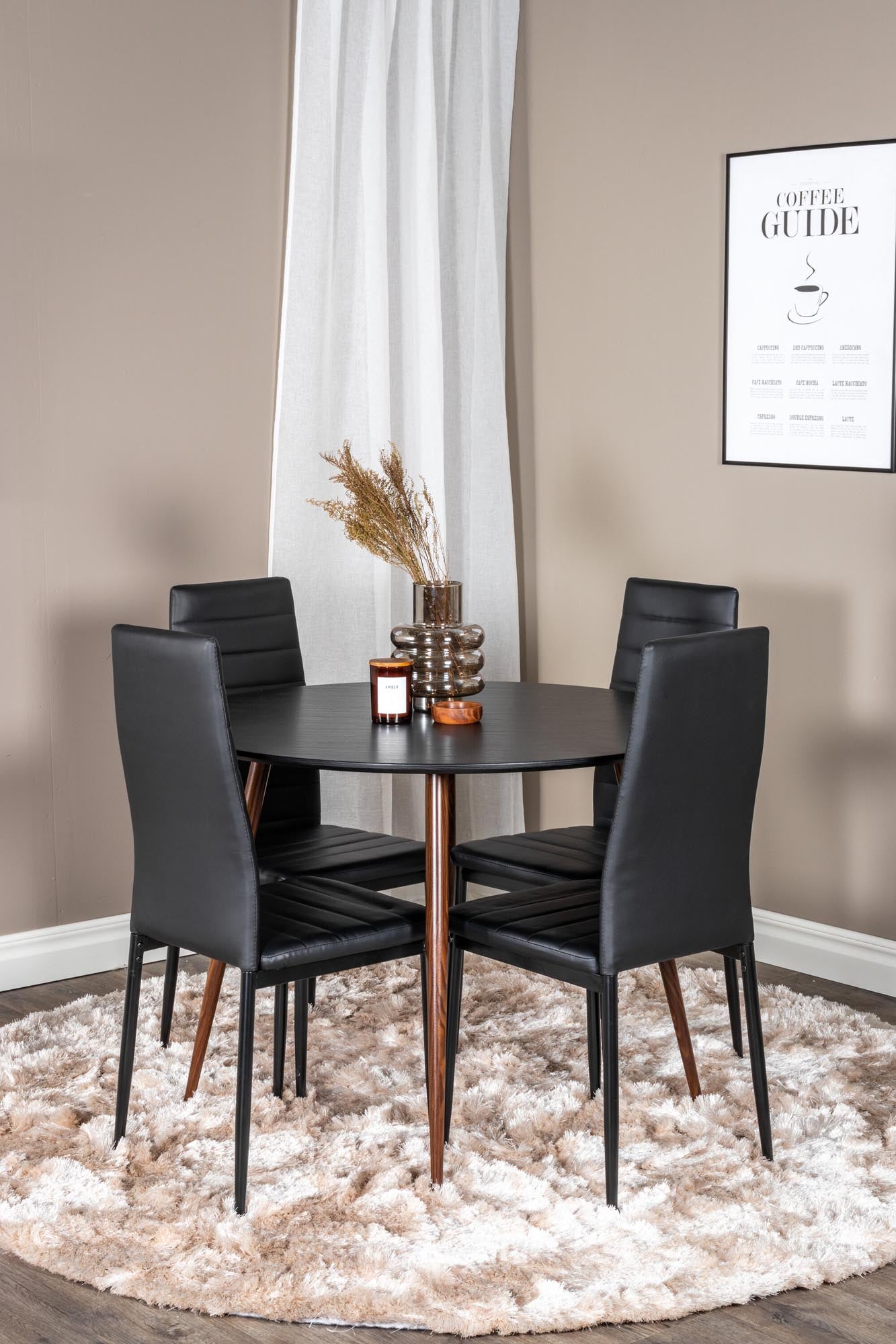 Erleben Sie das Plaza Esszimmerset + Slim von Venture Home: stilvoller runder Tisch mit 100 cm Durchmesser und 4 komfortablen Stühlen. Perfekt für Ihr Zuhause!