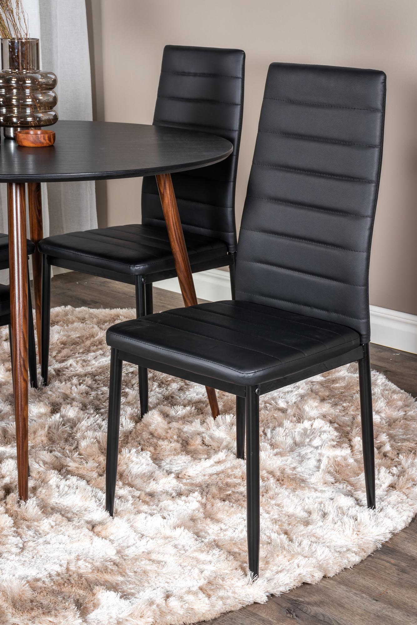 Modernes Esszimmerset: runder Tisch (⌀100cm) & 4 Slim-Stühle. Robust, pflegeleicht, ideal für kleine Räume.