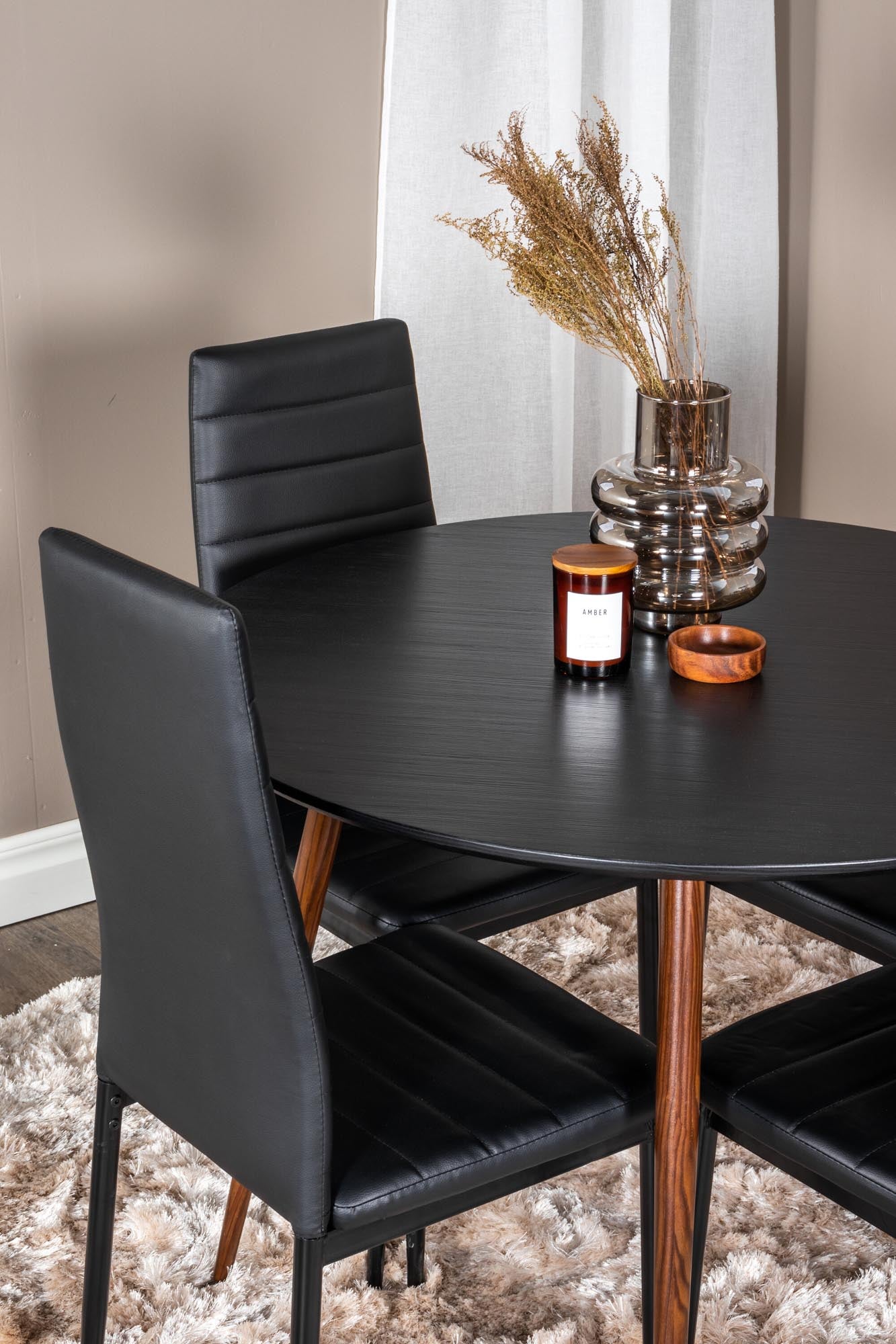 Stilvolles Esszimmerset mit runden Tisch (⌀100cm) und 4 ergonomischen Slim-Stühlen. Langlebig, pflegeleicht und perfekt für kleine Essbereiche.