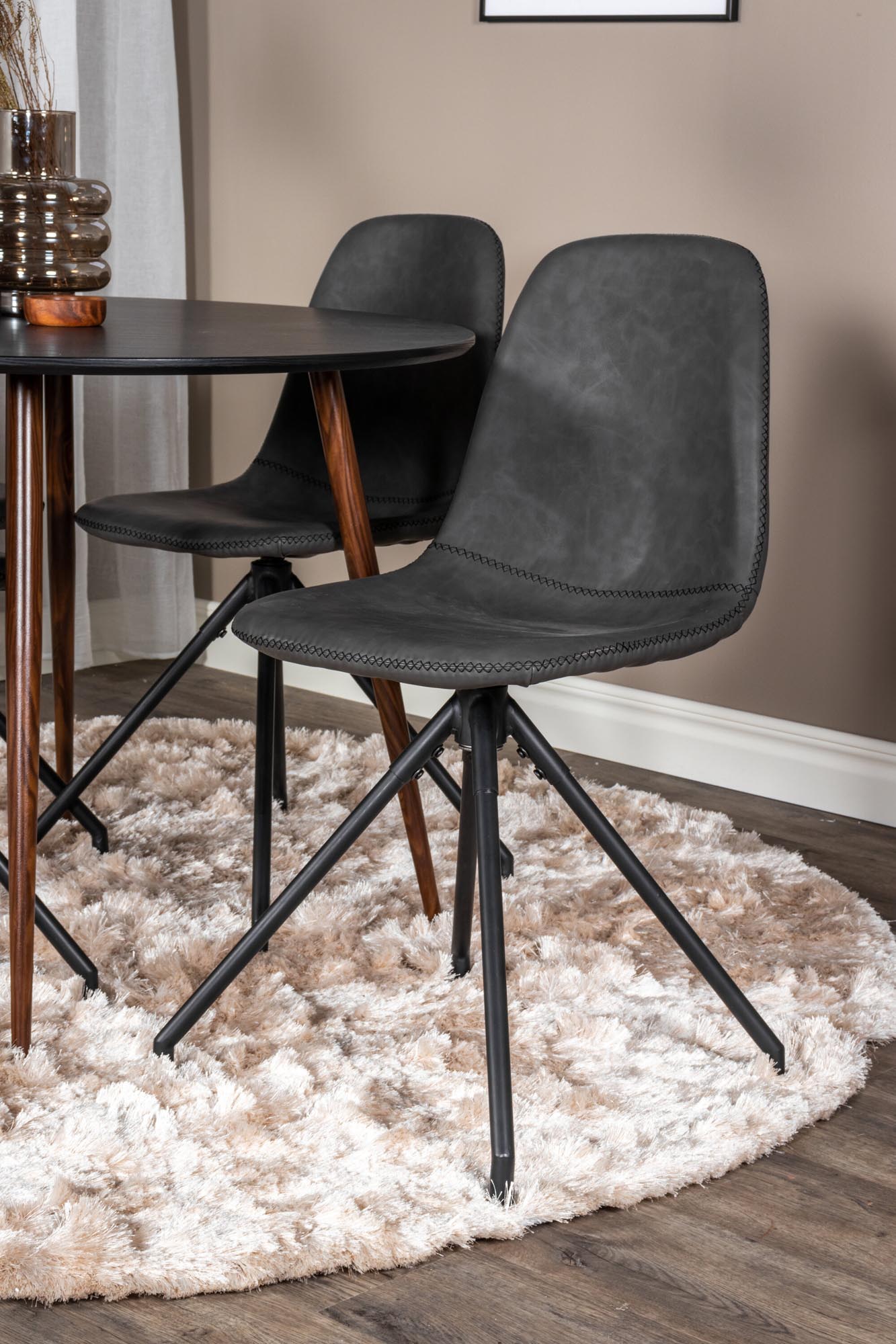 Plaza Esszimmerset + Polar ⌀100cm/4St. in Schwarz präsentiert im Onlineshop von KAQTU Design AG. Esszimmerset ist von Venture Home