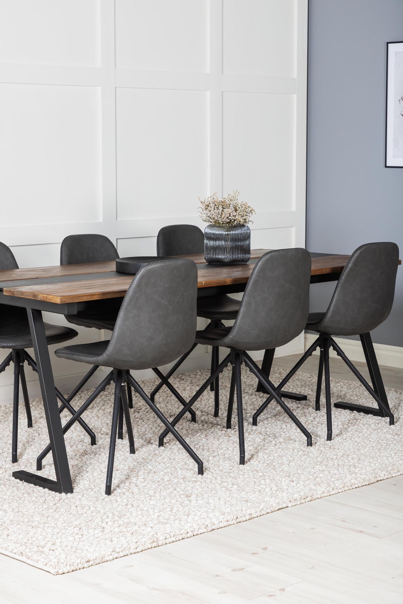 Stilvolles Jakarta Esszimmerset + Polar 200cm/6St. von Venture Home: Perfekt für Familienessen, mit luxuriösen Samtstühlen und robustem Tisch.