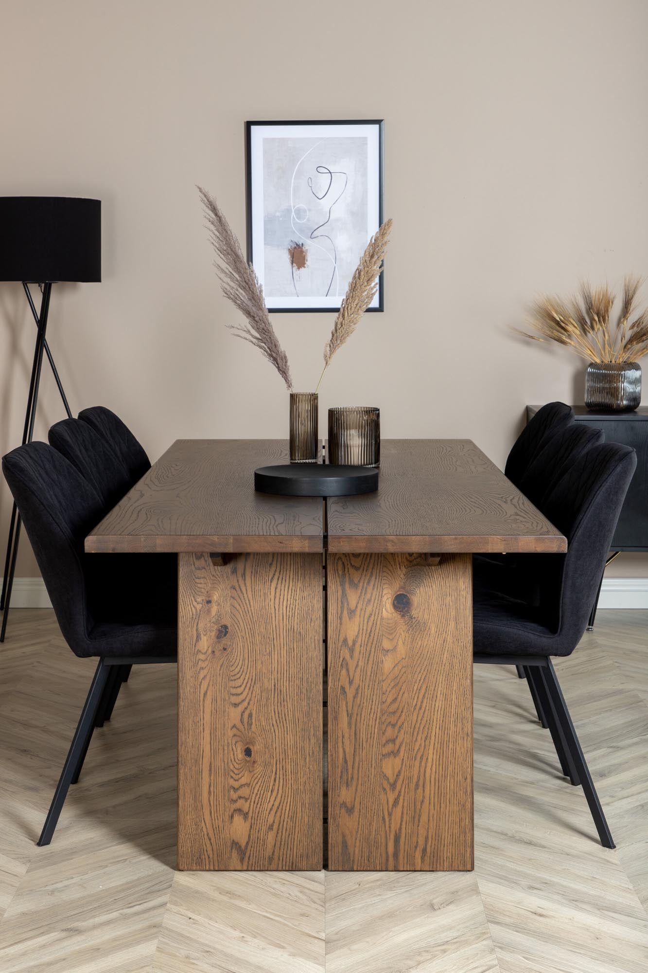 Elegantes Logger Esszimmerset mit 210 cm ausziehbarem Tisch und 6 komfortablen Gemma-Stühlen. Ideal für gesellige Abende und festliche Anlässe.