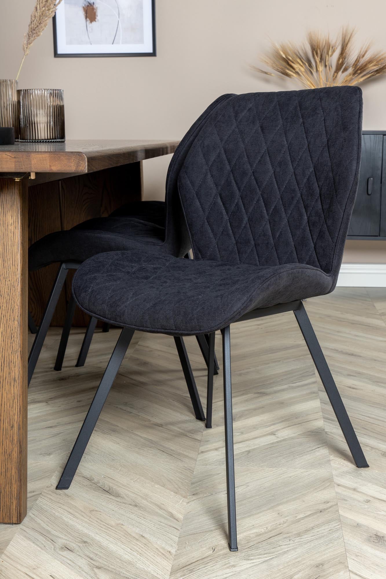 Stilvolles Logger Esszimmerset mit ausziehbarem Tisch und 6 bequemen Stühlen. Ideal für gesellige Abende und festliche Anlässe.