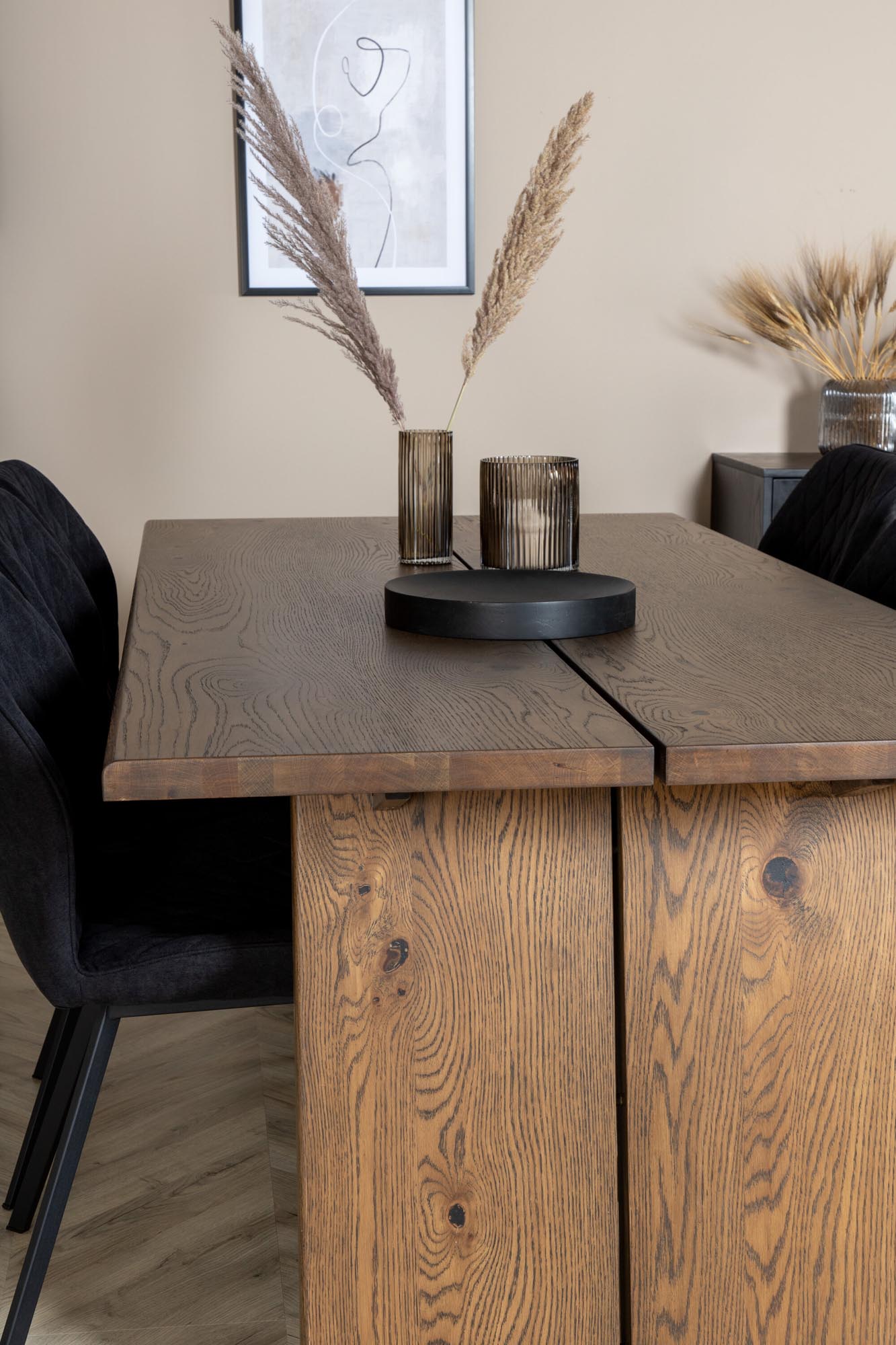 Elegantes Logger Esszimmerset mit 210 cm Tisch und 6 komfortablen Stühlen. Perfekt für jede Gelegenheit und einladende Esszimmeratmosphäre.