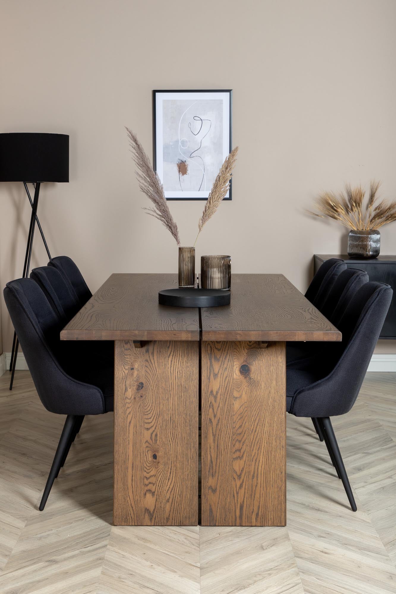 Entdecken Sie das Logger Esszimmerset von Venture Home: Ausziehbarer Tisch in rustikaler Holzoptik, 6 bequeme Velvet-Stühle für stilvolle Essmomente.