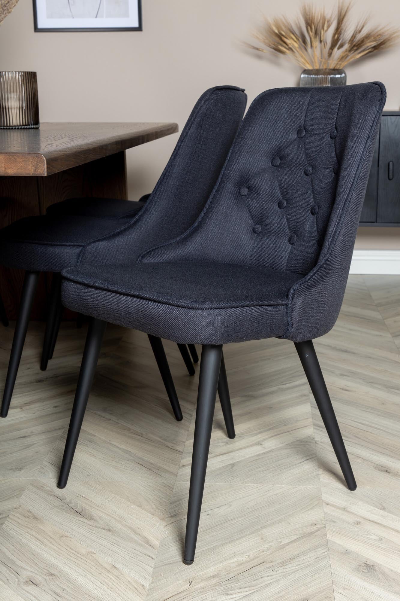 Entdecken Sie das Logger Esszimmerset von Venture Home: Ein stilvoller 210 cm Esstisch mit rustikaler Holzoptik und 6 bequemen Velvet-Stühlen für gesellige Momente.